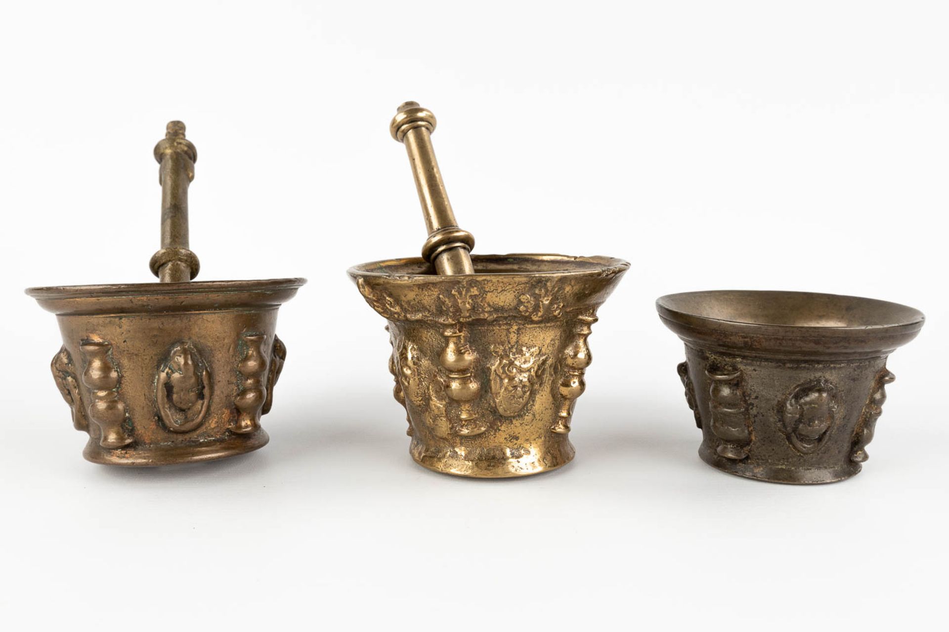 Three antique mortars with two pestles, bronze. Probably Spain, 17th/18th C. (H:9 x D:13 cm) - Image 6 of 12