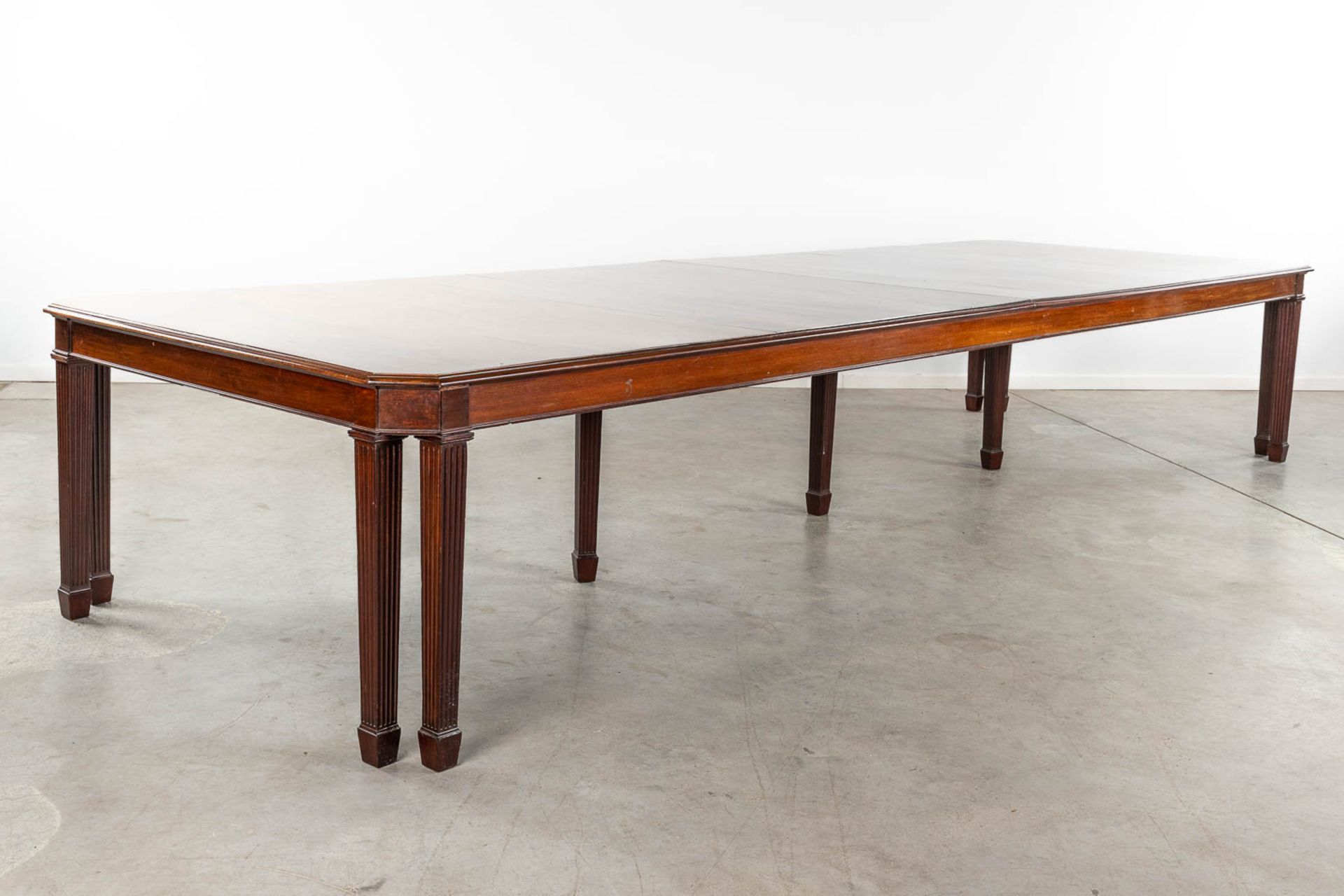 An exceptionally large English conference room table, mahogany. 19th C. (D:147 x W:455 x H:78 cm) - Image 3 of 10