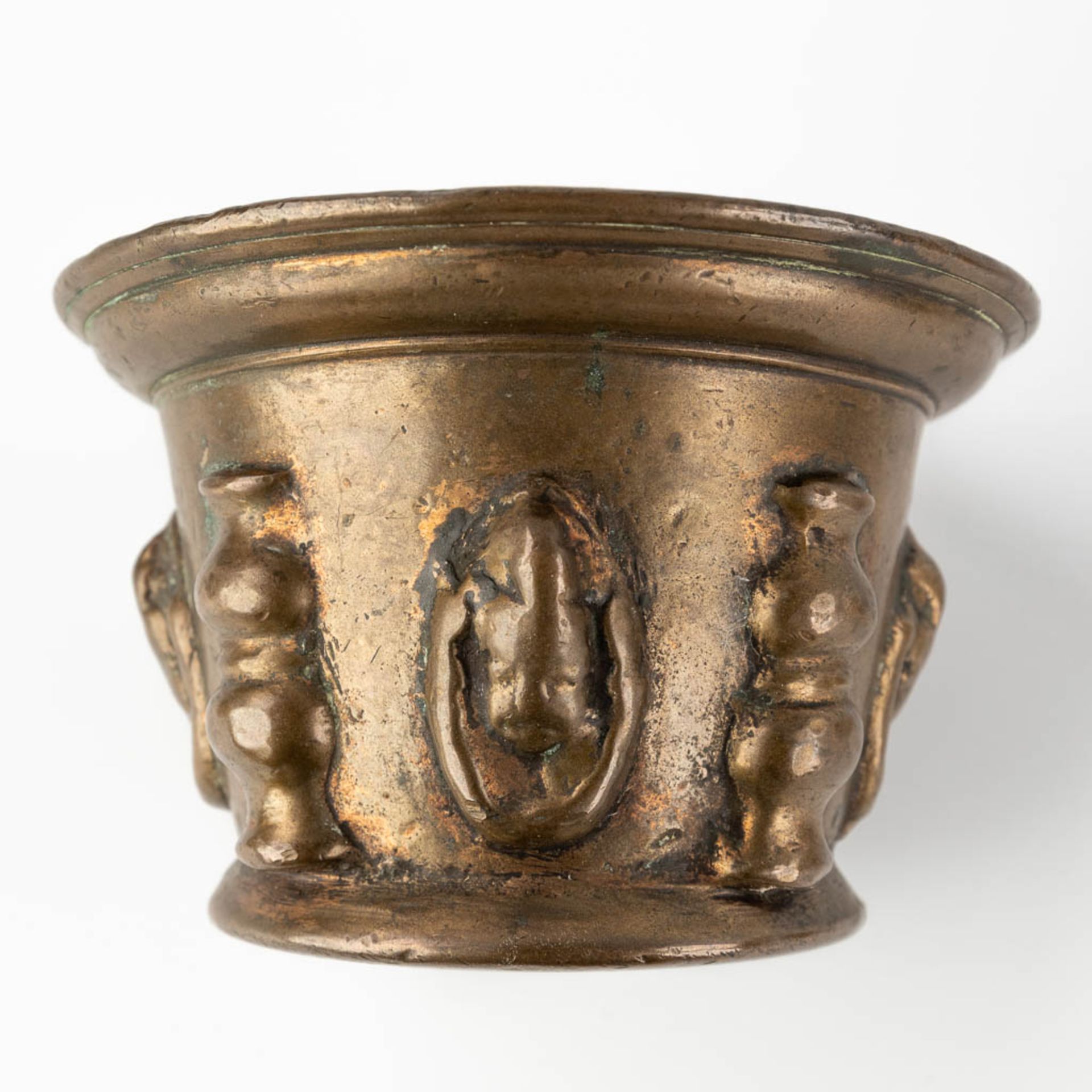 Three antique mortars with two pestles, bronze. Probably Spain, 17th/18th C. (H:9 x D:13 cm) - Image 11 of 12