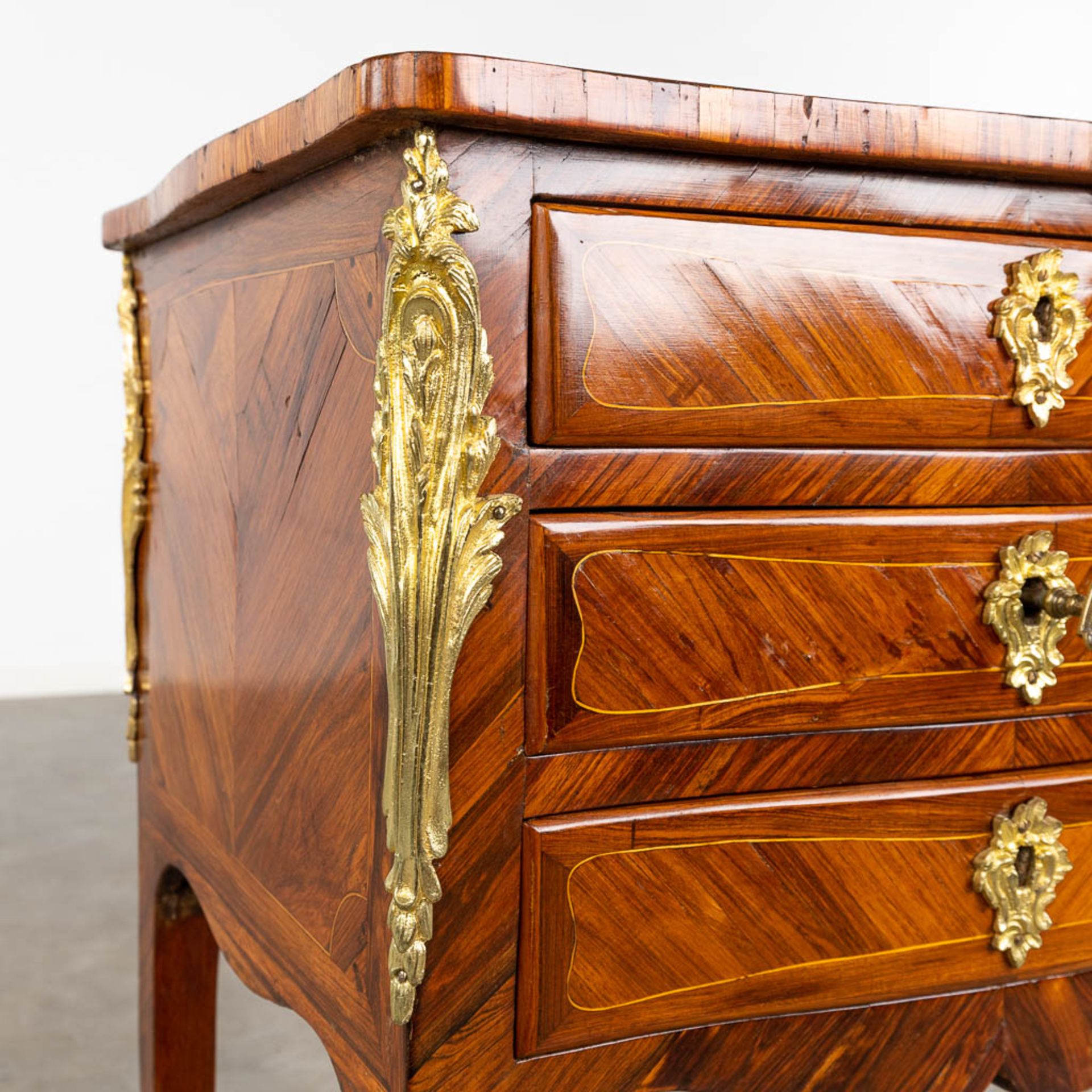 A small three-drawer cabinet, Louis XV, marquetry inlay mounted with bronze. 18th C. (D:32 x W:44 x  - Bild 9 aus 12