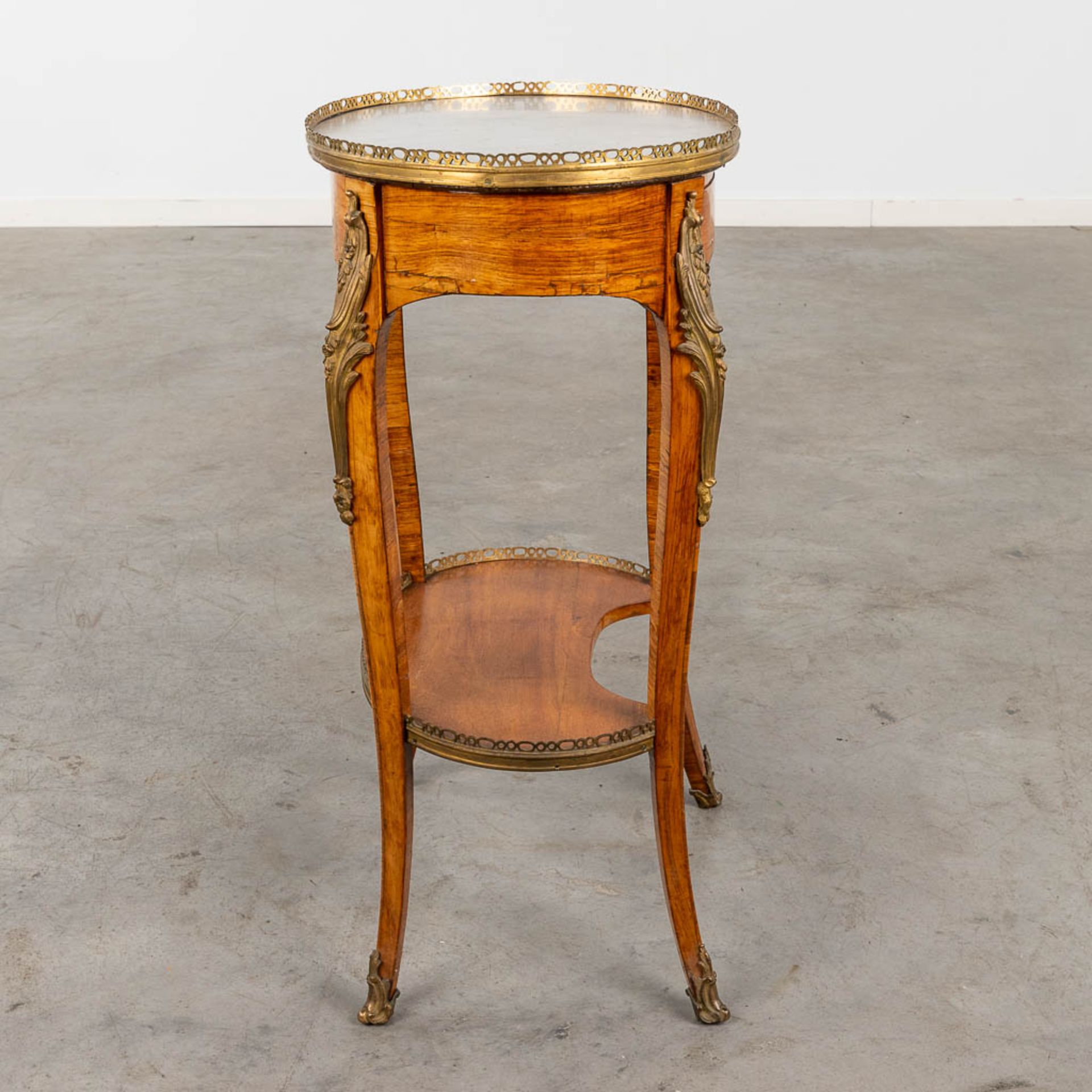 An antique side table, Louis XV, marquetry mounted with bronze and marble, 18th C. (D:38 x W:50 x H: - Image 5 of 14