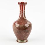 A Chinese vase with 'Offer Red' glaze, 19th C. (H:35 x D:18 cm)