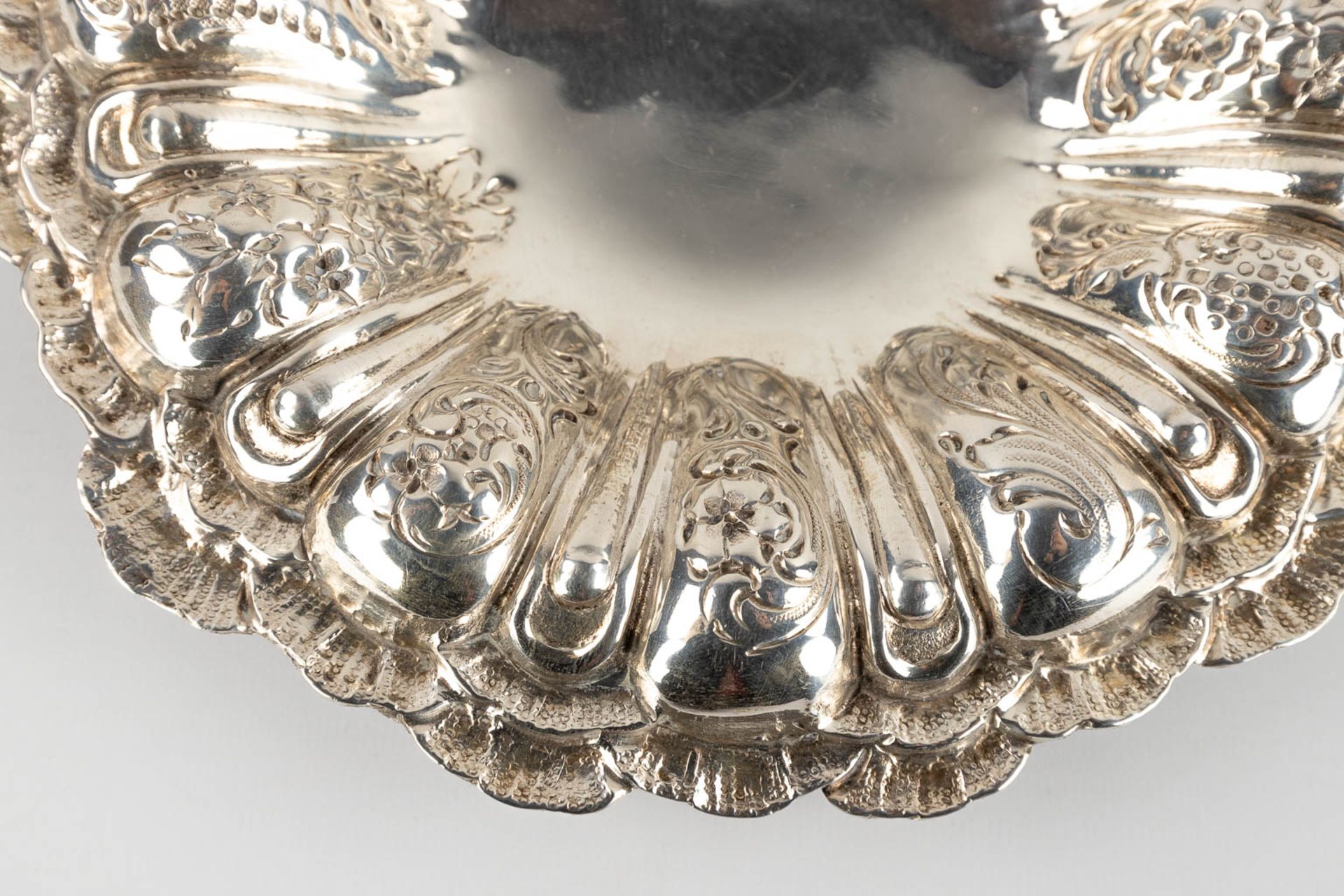 A bowl and an 'Assiette volante', silver, 433g. (D:26 cm) - Image 7 of 9
