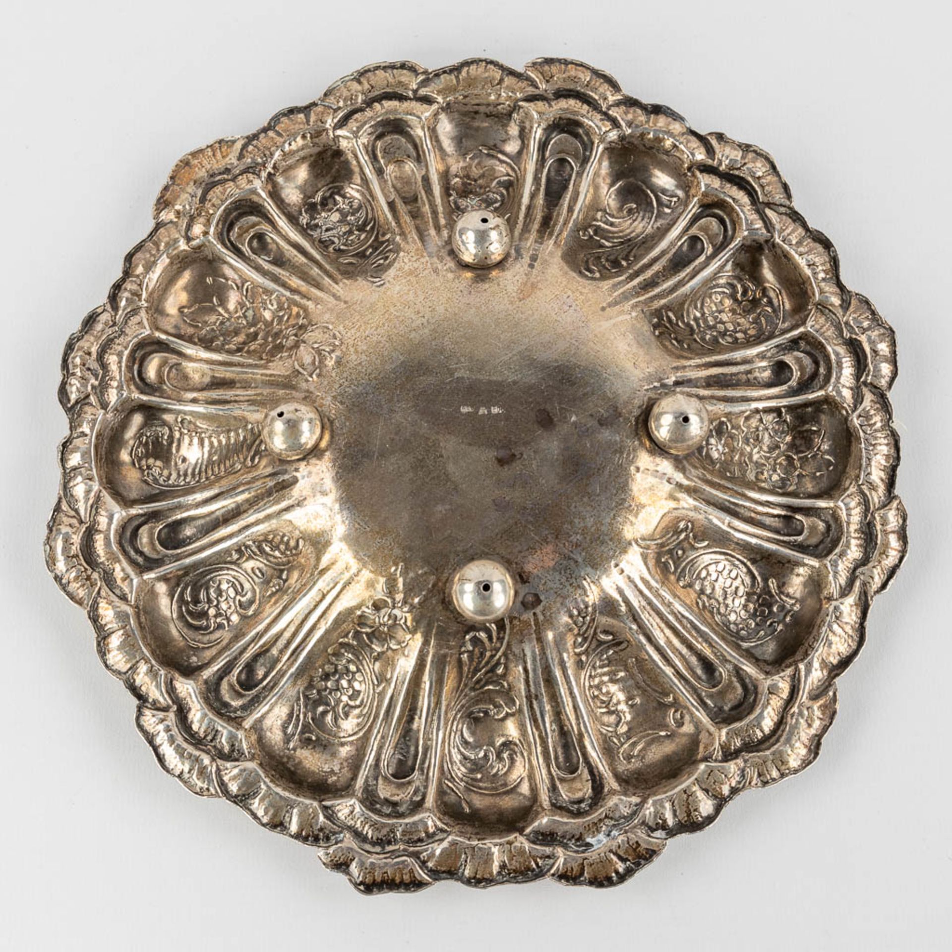 A bowl and an 'Assiette volante', silver, 433g. (D:26 cm) - Image 8 of 9
