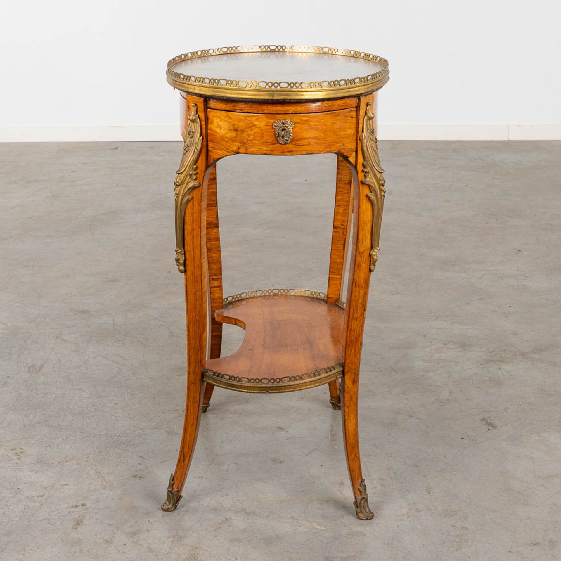 An antique side table, Louis XV, marquetry mounted with bronze and marble, 18th C. (D:38 x W:50 x H: - Image 7 of 14