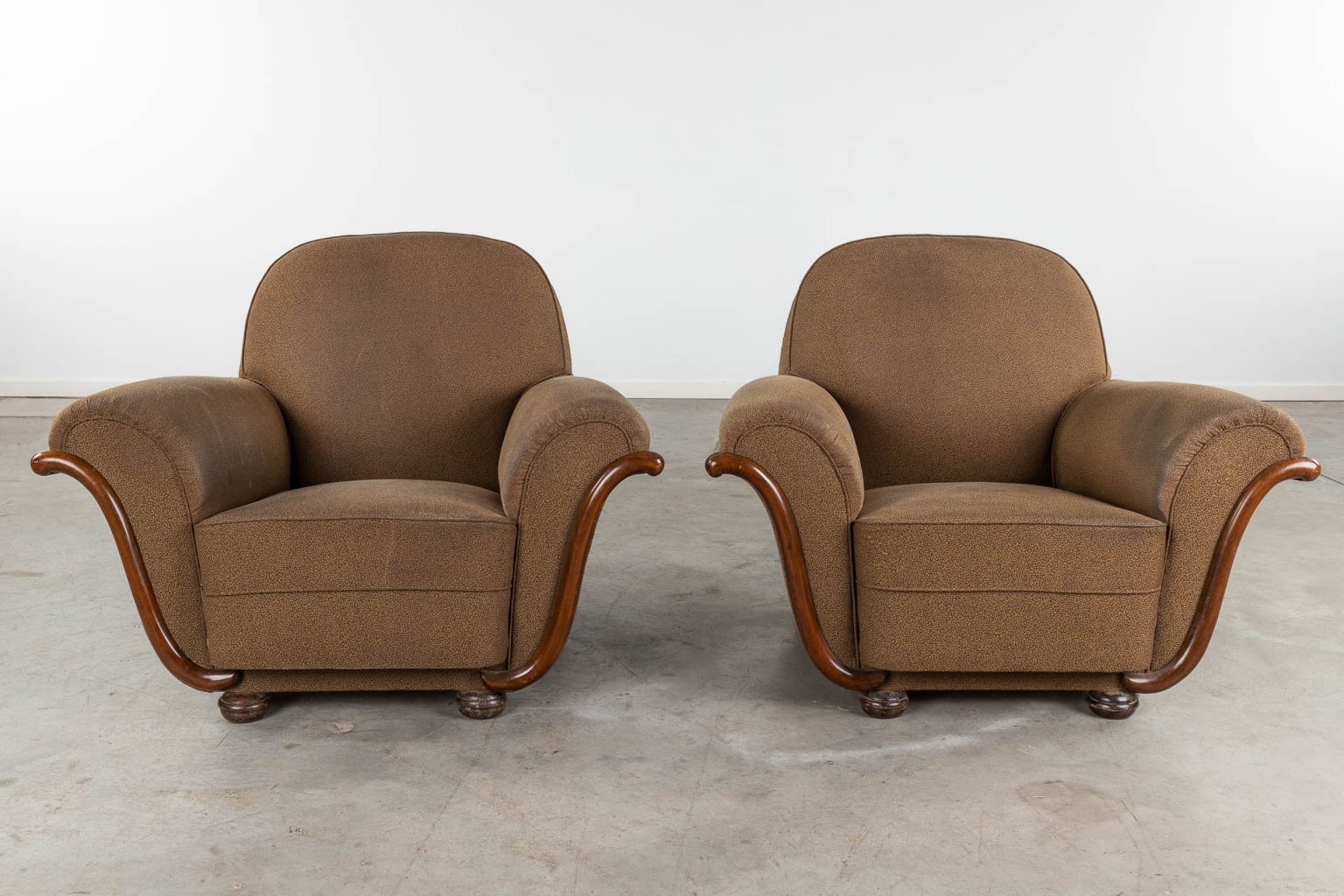 A pair of club sofa's, fabric and wood, circa 1940. (D:80 x W:107 x H:80 cm) - Bild 3 aus 14
