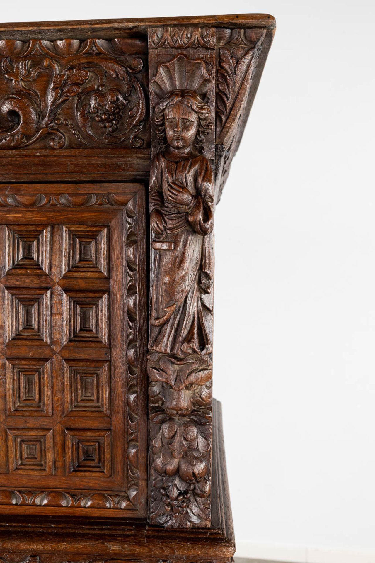 An antique 'Bahut', Flemish Renaissance, 17th C, 1666. (D:67 x W:159 x H:152 cm) - Image 15 of 19