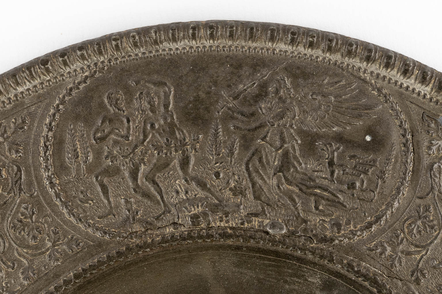 Paulus Oeham de Oude, Nuremberg, Germany. A relief plate, pewter. 17th C. (D:17,8 cm) - Image 6 of 11