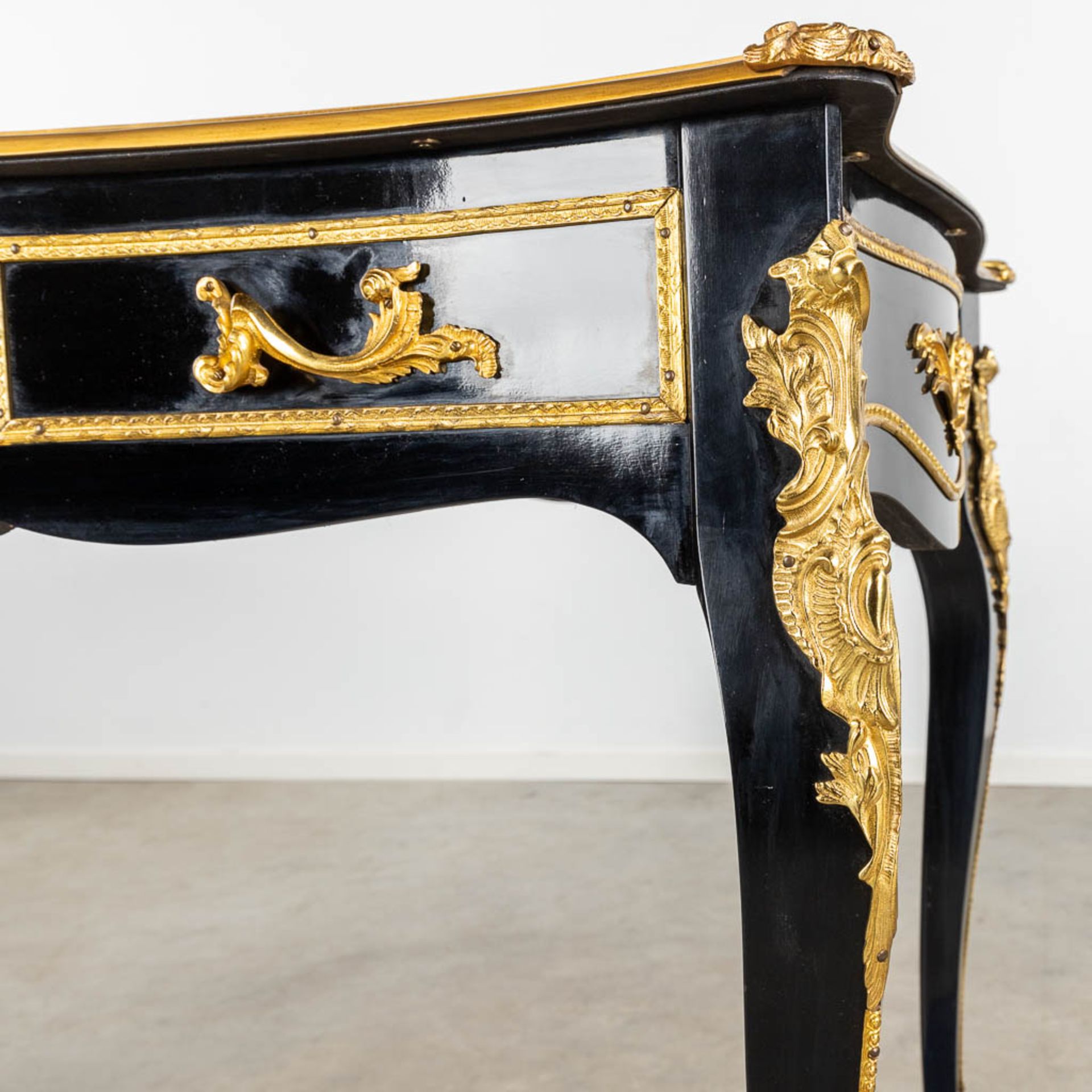 A desk with matching armchair, lacquered and bronze mounted in Louis XV style. 20th C. (D:68 x W:138 - Image 11 of 13