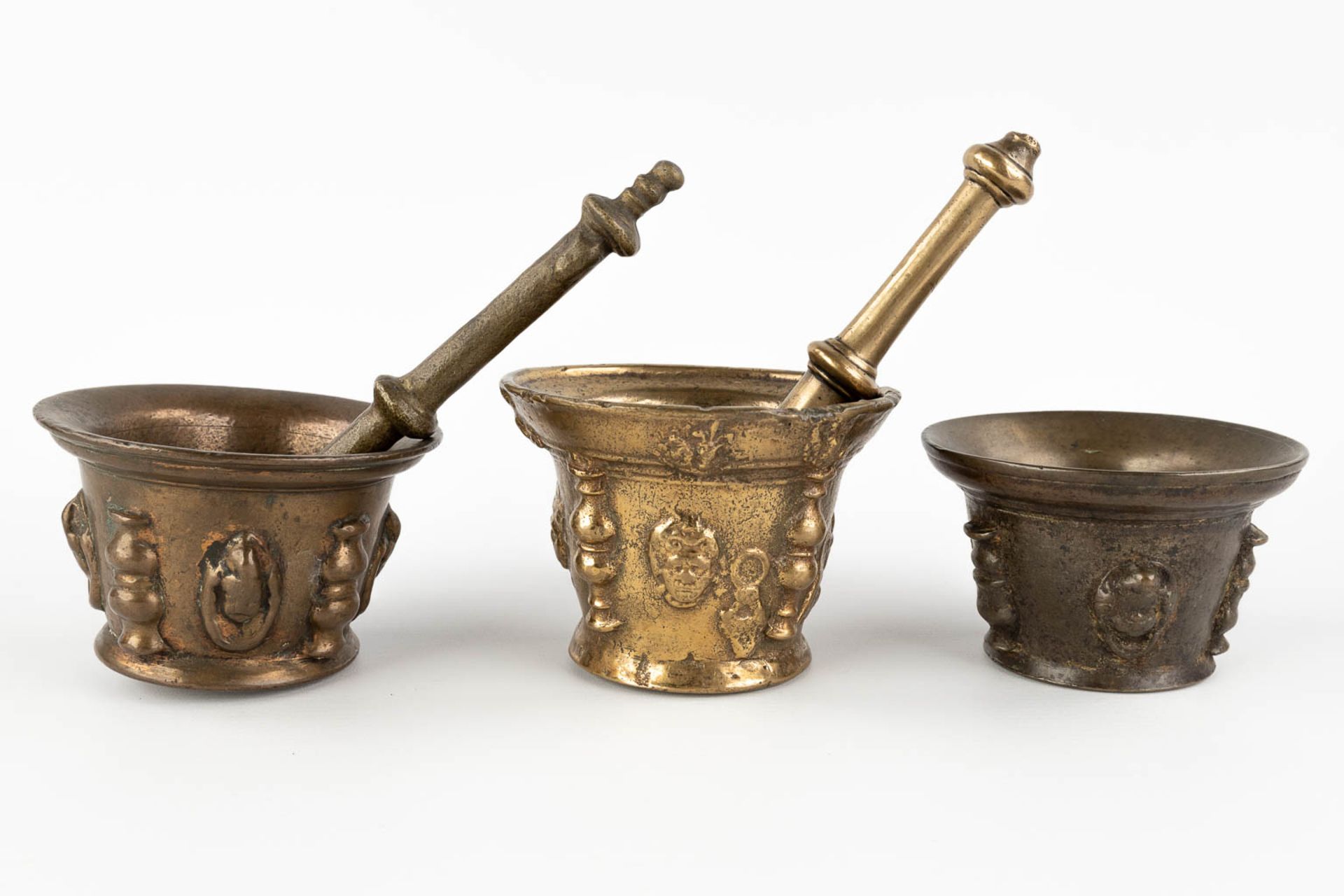 Three antique mortars with two pestles, bronze. Probably Spain, 17th/18th C. (H:9 x D:13 cm) - Image 5 of 12