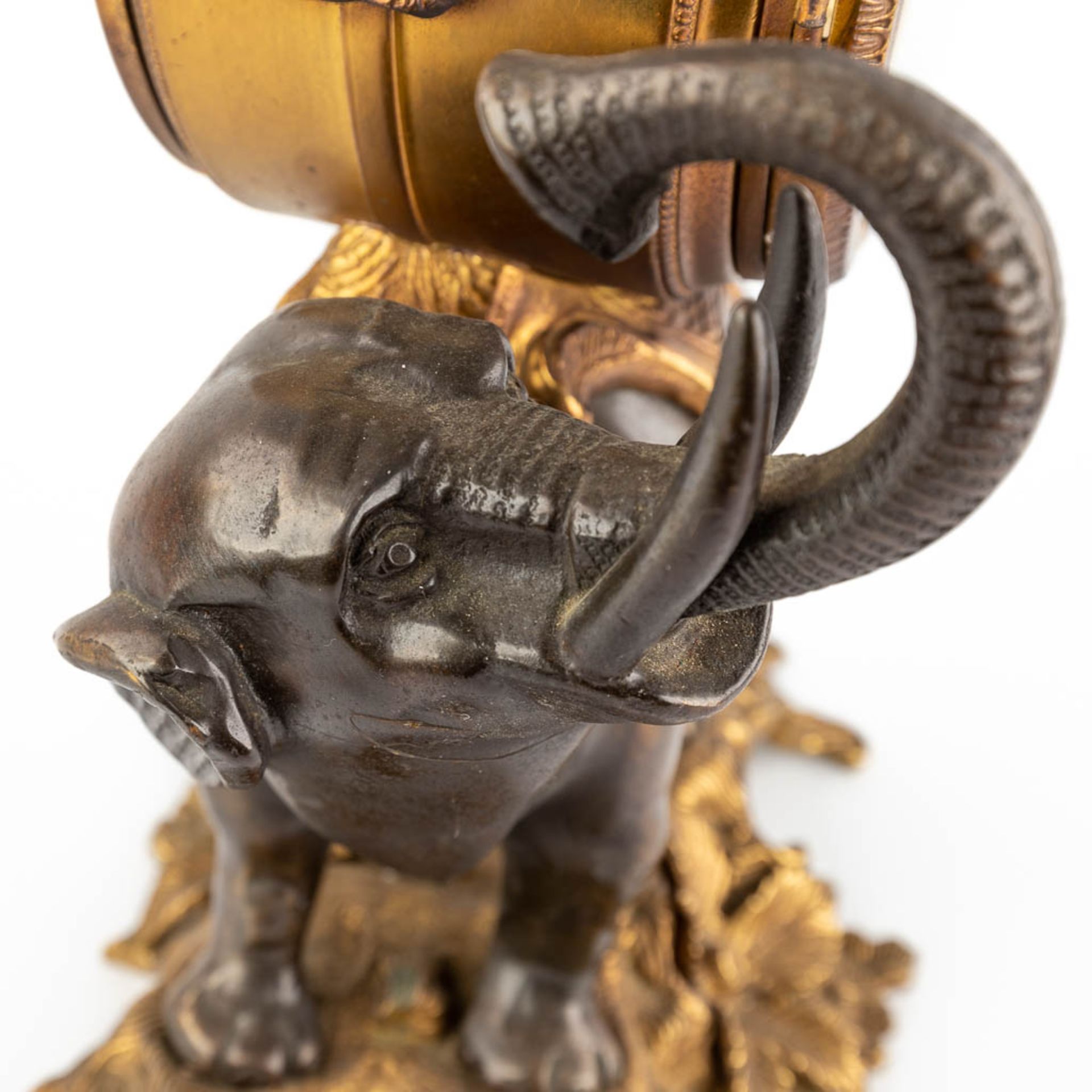 A mantle clock, carried by an elephant, bronze, Circa 1970. (D:16 x W:28 x H:40 cm) - Image 11 of 11