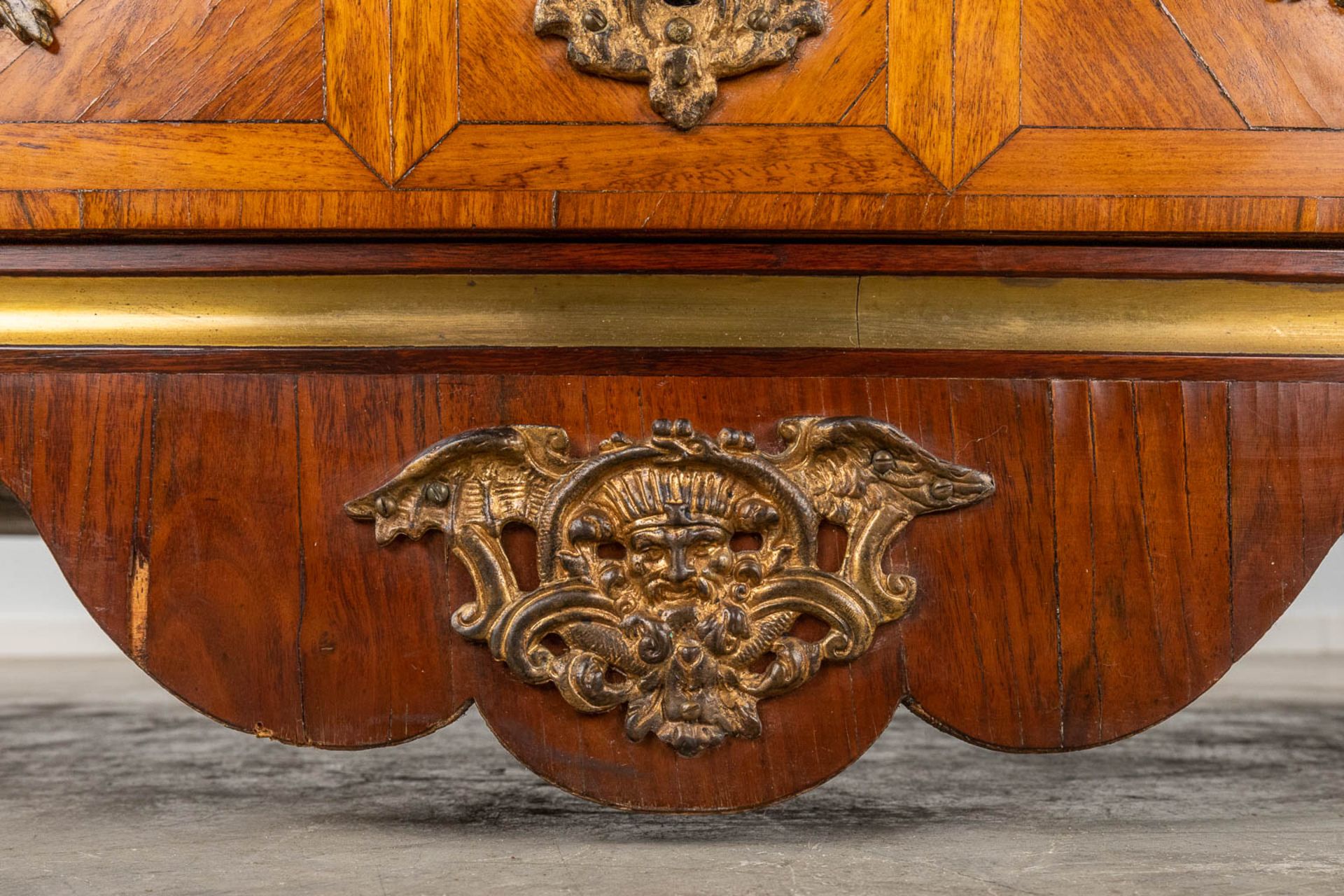 Louis Simon PAINSUN (?-1748) an exceptional 5-drawer commode, bronze and marquetry with Brech D'Alep - Bild 9 aus 23