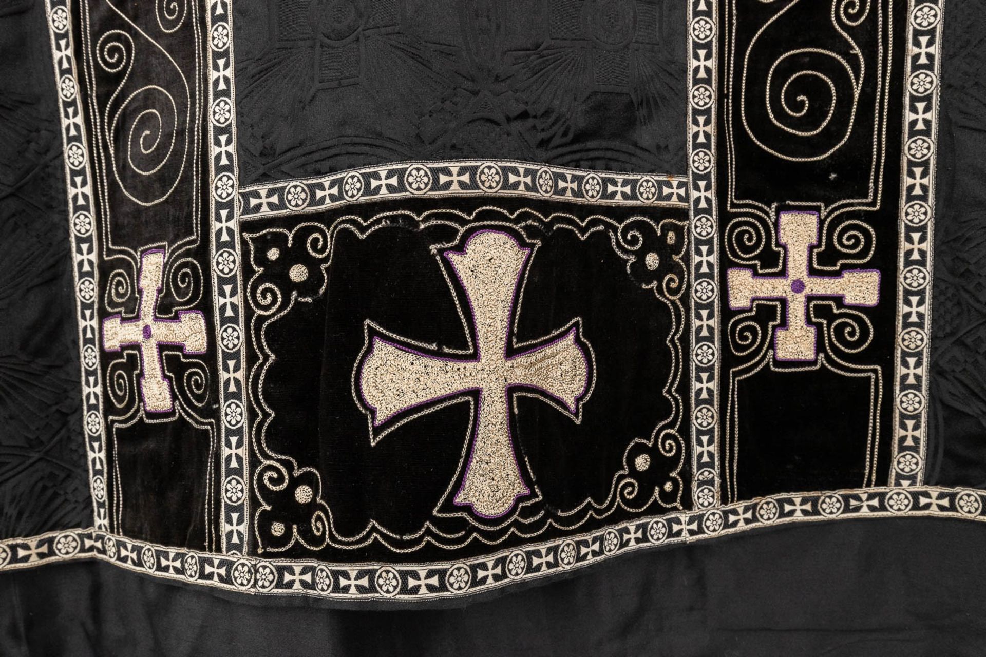 A Roman Chasuble, Two Dalmatics and a Cope. Black textile with embroideries. - Bild 8 aus 49