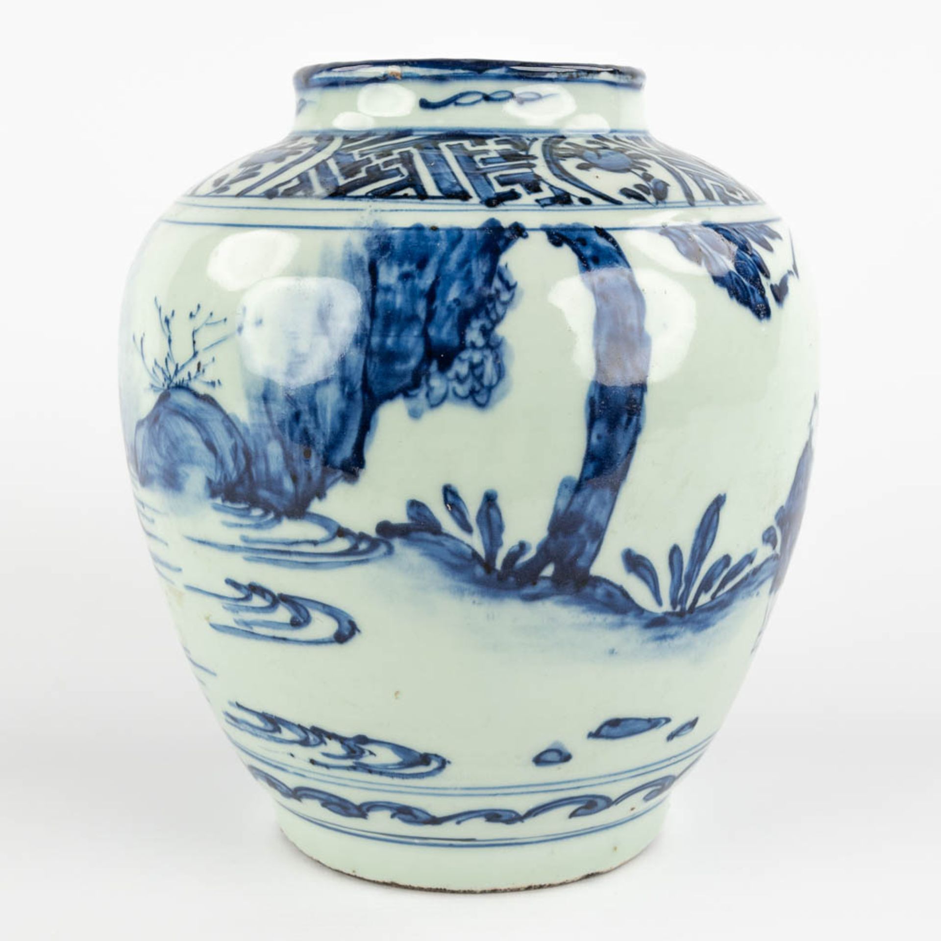 A Chinese pot with blue-white decor of a landscape with figurine. Possibly 17th C. (H:23 x D:20 cm) - Bild 5 aus 11
