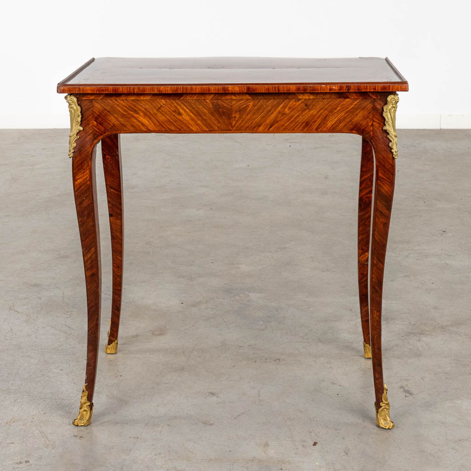 An antique side table, Louis XV, marquetry mounted with bronze, 18th C. (D:43 x W:64 x H: - Image 6 of 14