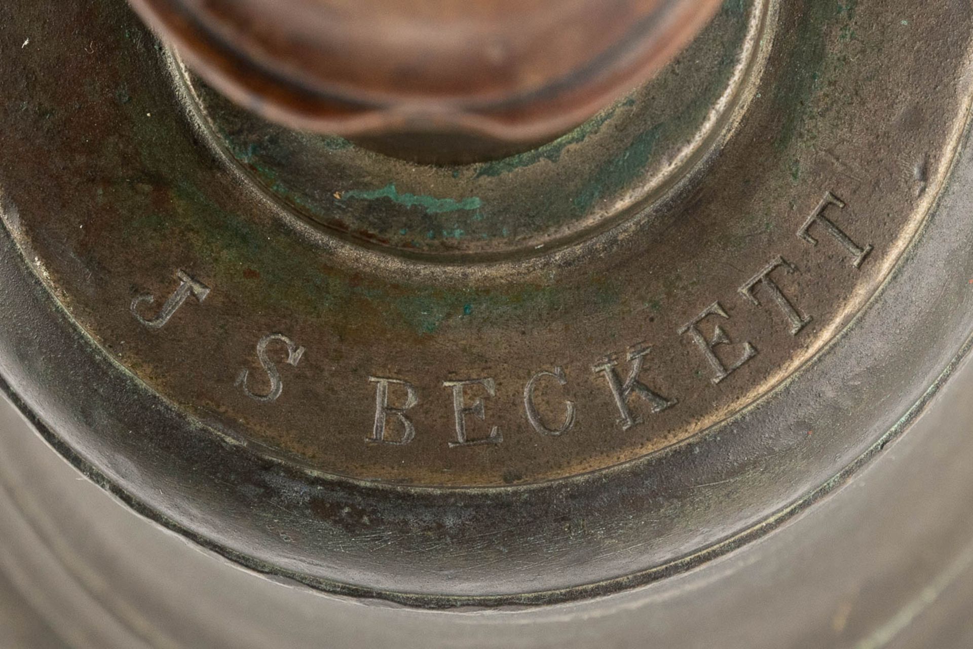 An antique 'Handbell' bronze with an inscription 'J.S. Beckett', 19th C. (H:28 x D:17 cm) - Image 6 of 10