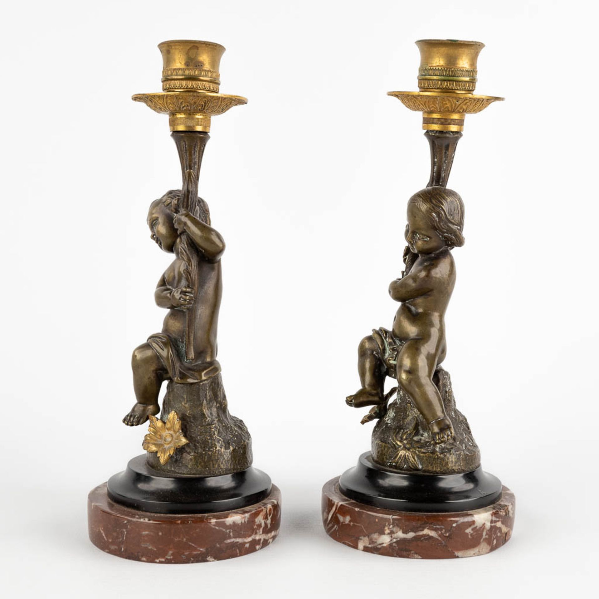 A pair of candlesticks with putti, patinated and gilt bronze. 19th C. (H:23 x D:9 cm) - Bild 5 aus 11