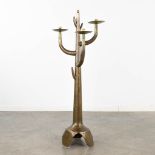 A candlestick with three candle holders, hammered copper, probably France, circa 1960. (D:29 x W:40