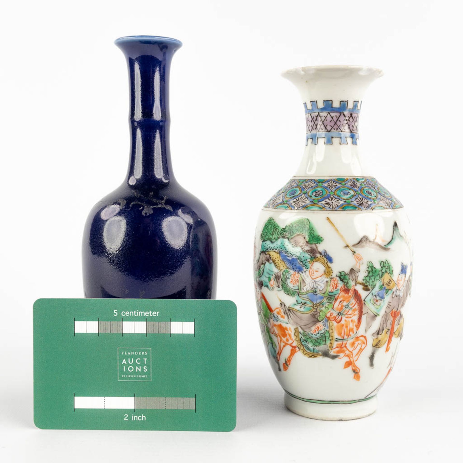 Two small Chinese vases, Famille Verte and monochrome, 19th C. (H:15 x D:7 cm) - Bild 2 aus 11