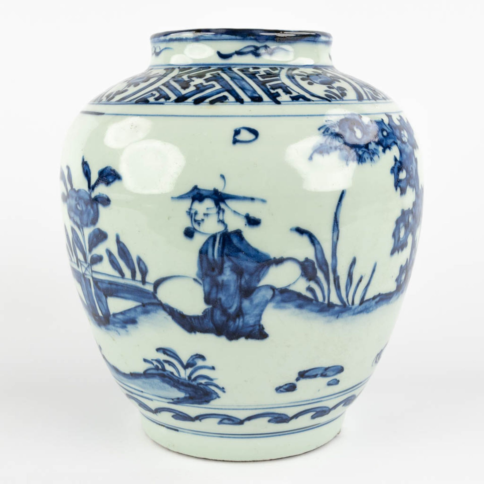 A Chinese pot with blue-white decor of a landscape with figurine. Possibly 17th C. (H:23 x D:20 cm)