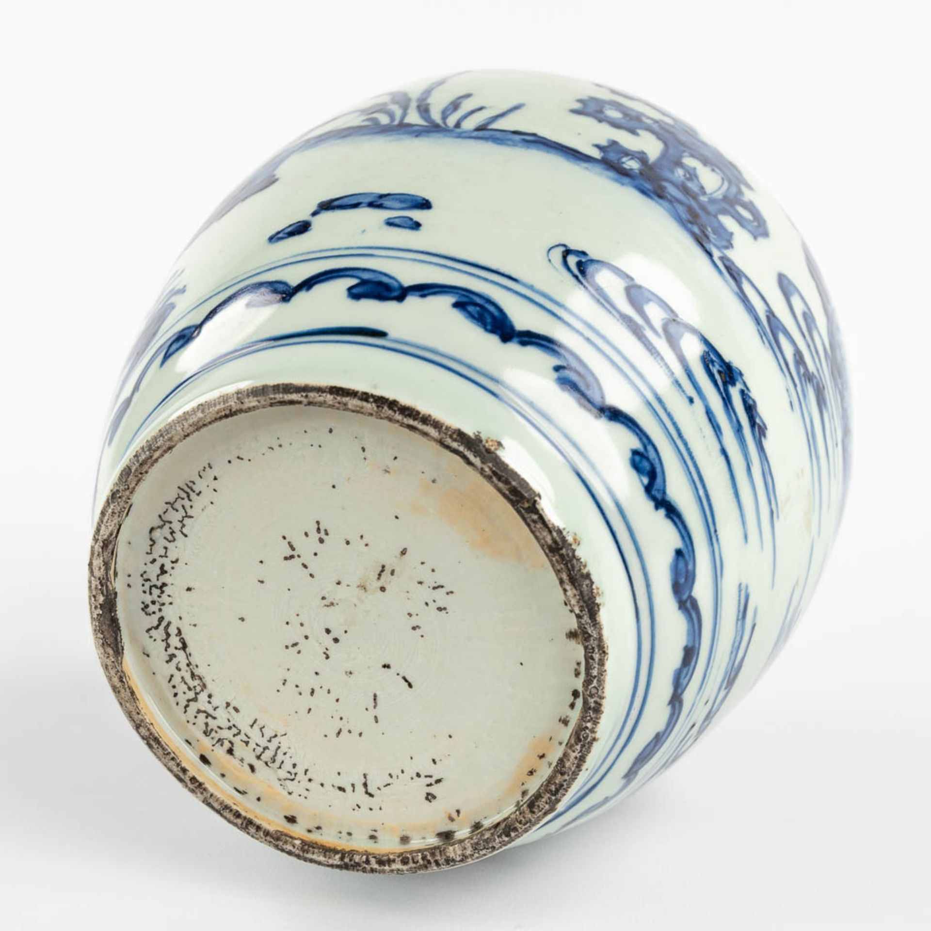A Chinese pot with blue-white decor of a landscape with figurine. Possibly 17th C. (H:23 x D:20 cm) - Bild 8 aus 11