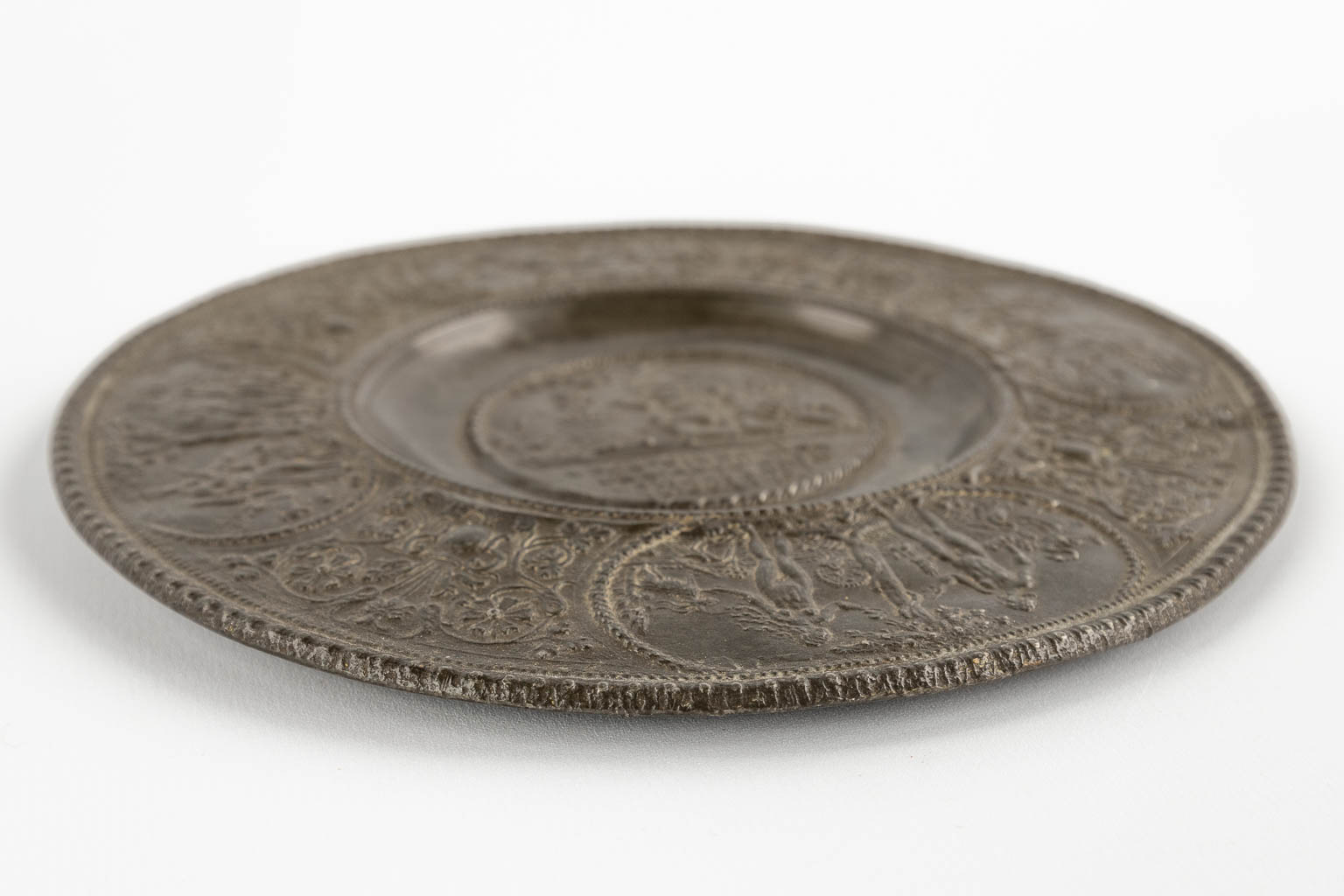 Paulus Oeham de Oude, Nuremberg, Germany. A relief plate, pewter. 17th C. (D:17,8 cm) - Image 7 of 11