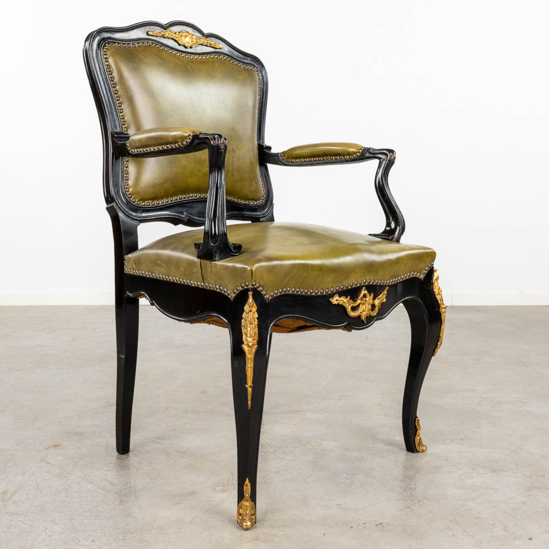 A desk with matching armchair, lacquered and bronze mounted in Louis XV style. 20th C. (D:68 x W:138 - Image 12 of 13