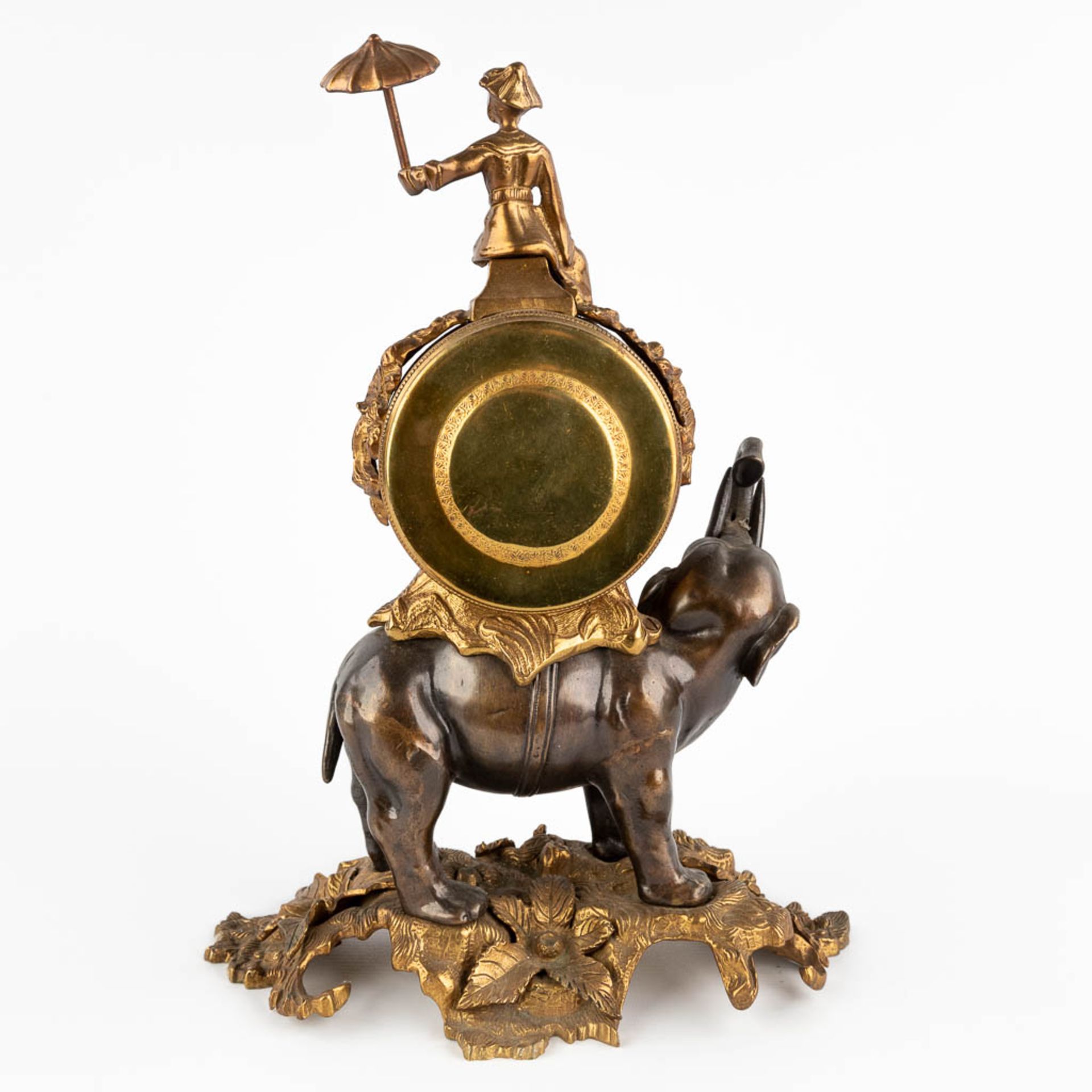 A mantle clock, carried by an elephant, bronze, Circa 1970. (D:16 x W:28 x H:40 cm) - Image 5 of 11