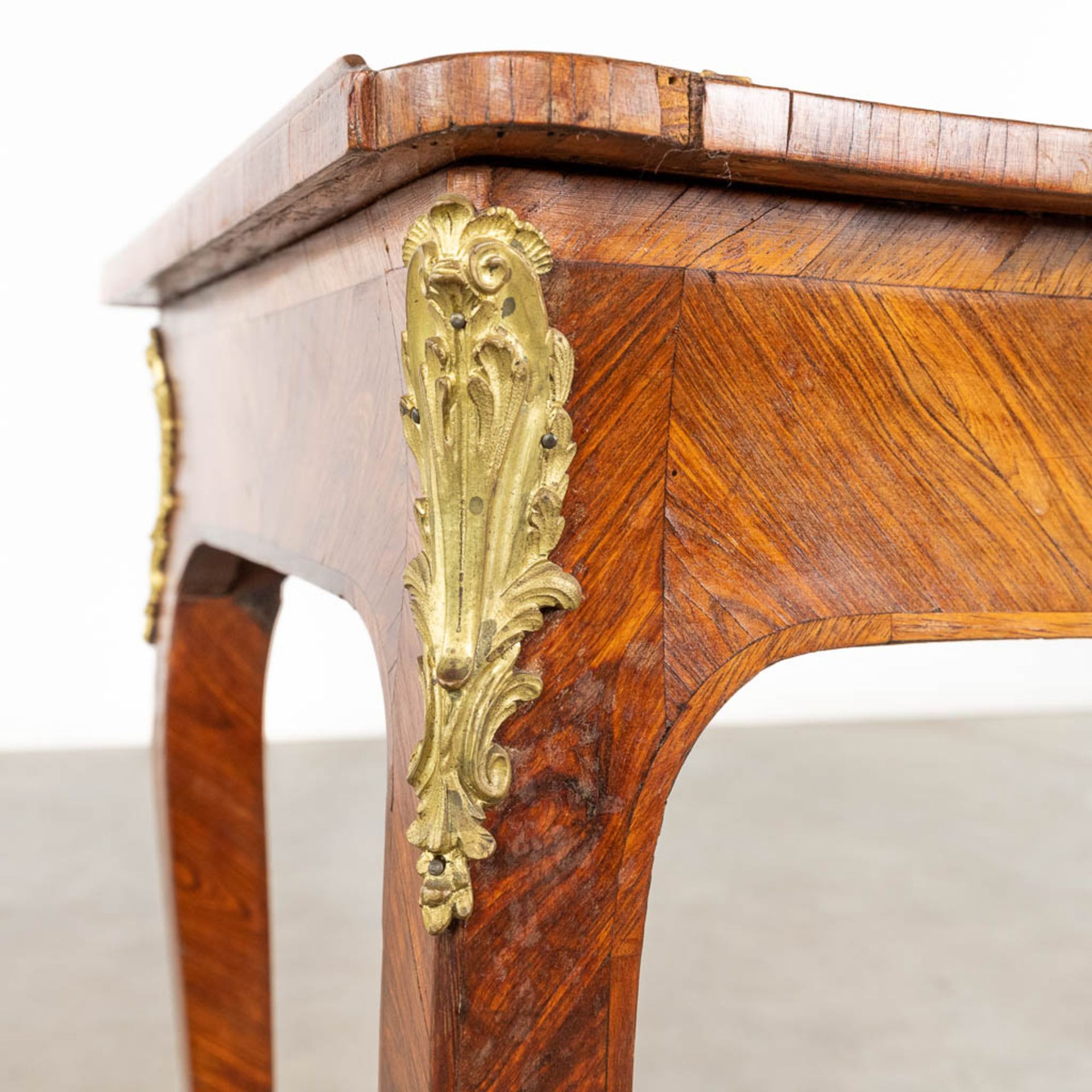 An antique side table, Louis XV, marquetry mounted with bronze, 18th C. (D:43 x W:64 x H: - Image 10 of 14