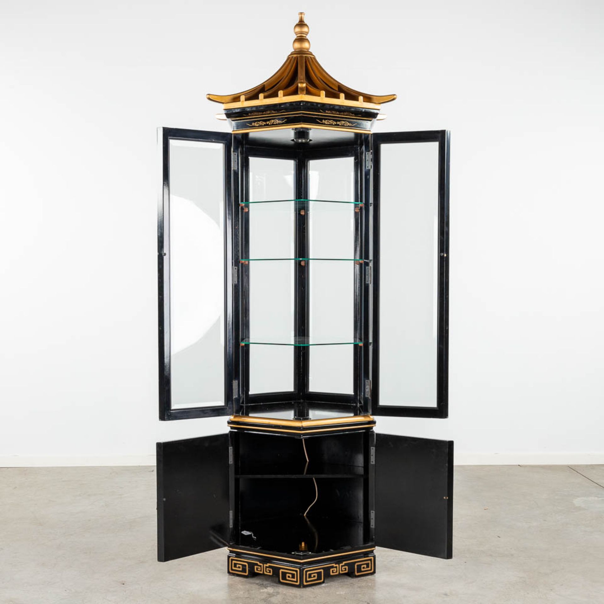 A large hexagonal display cabinet with Chinoiserie decor. 20th C. (H:220 x D:80 cm) - Bild 3 aus 14