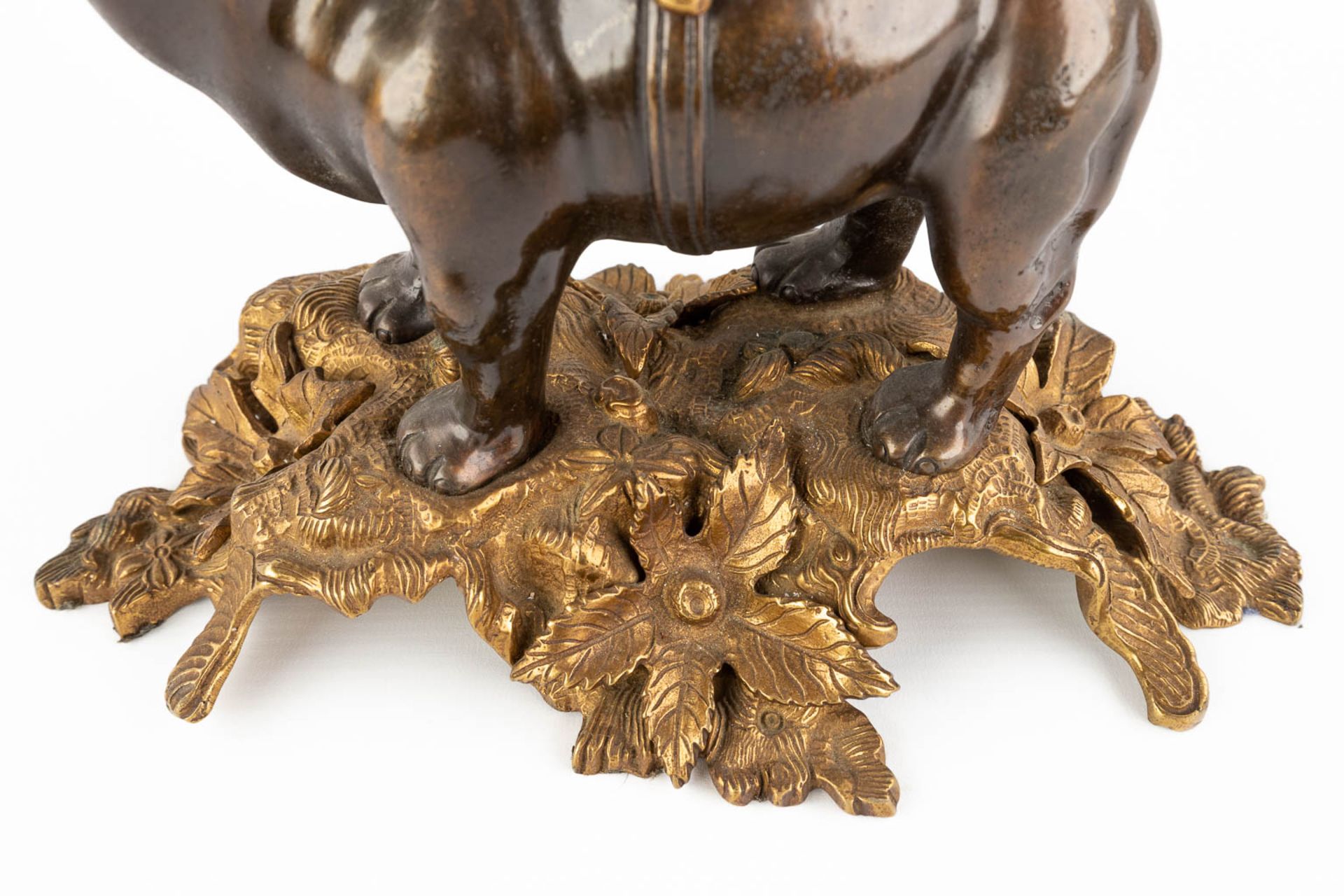 A mantle clock, carried by an elephant, bronze, Circa 1970. (D:16 x W:28 x H:40 cm) - Image 9 of 11
