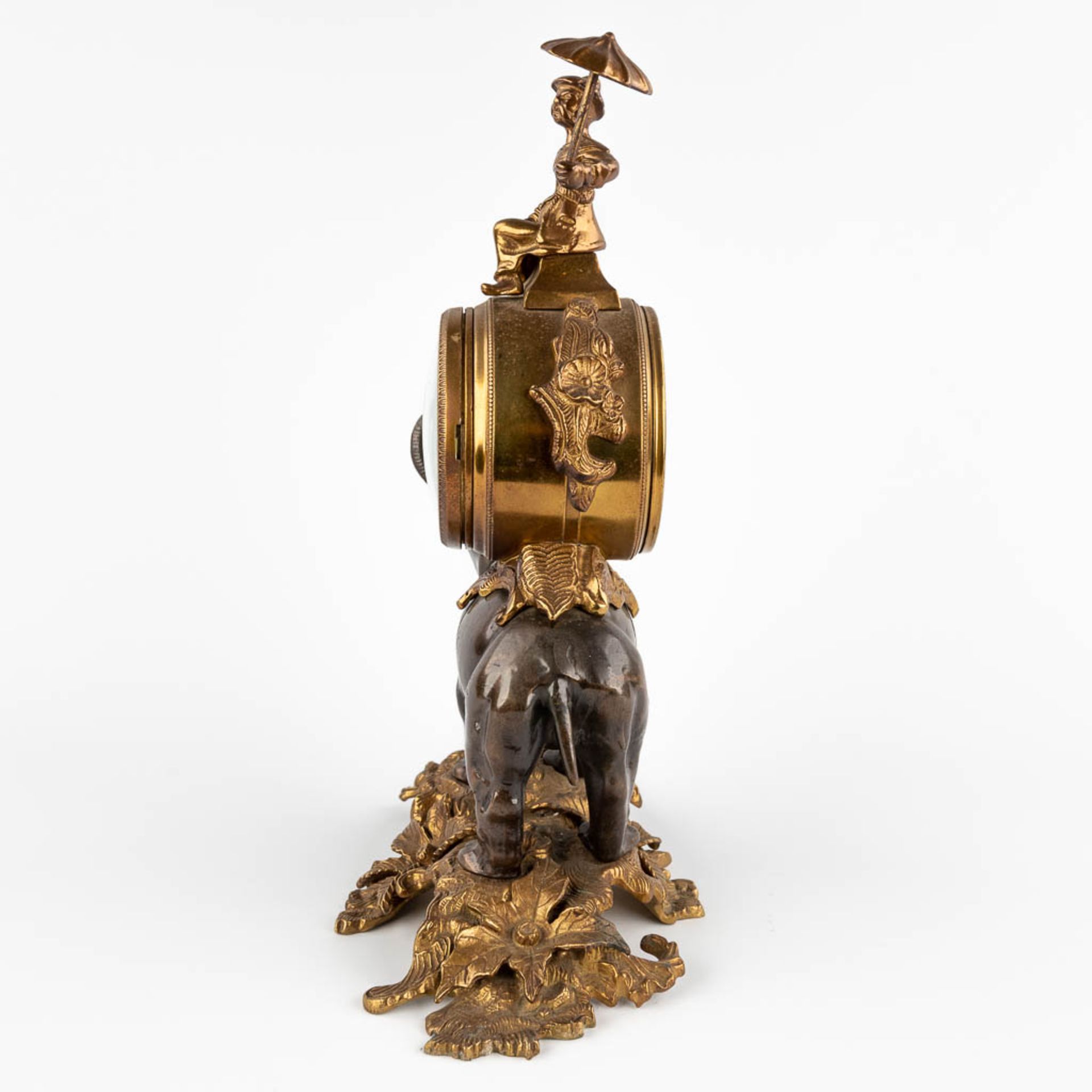 A mantle clock, carried by an elephant, bronze, Circa 1970. (D:16 x W:28 x H:40 cm) - Image 6 of 11