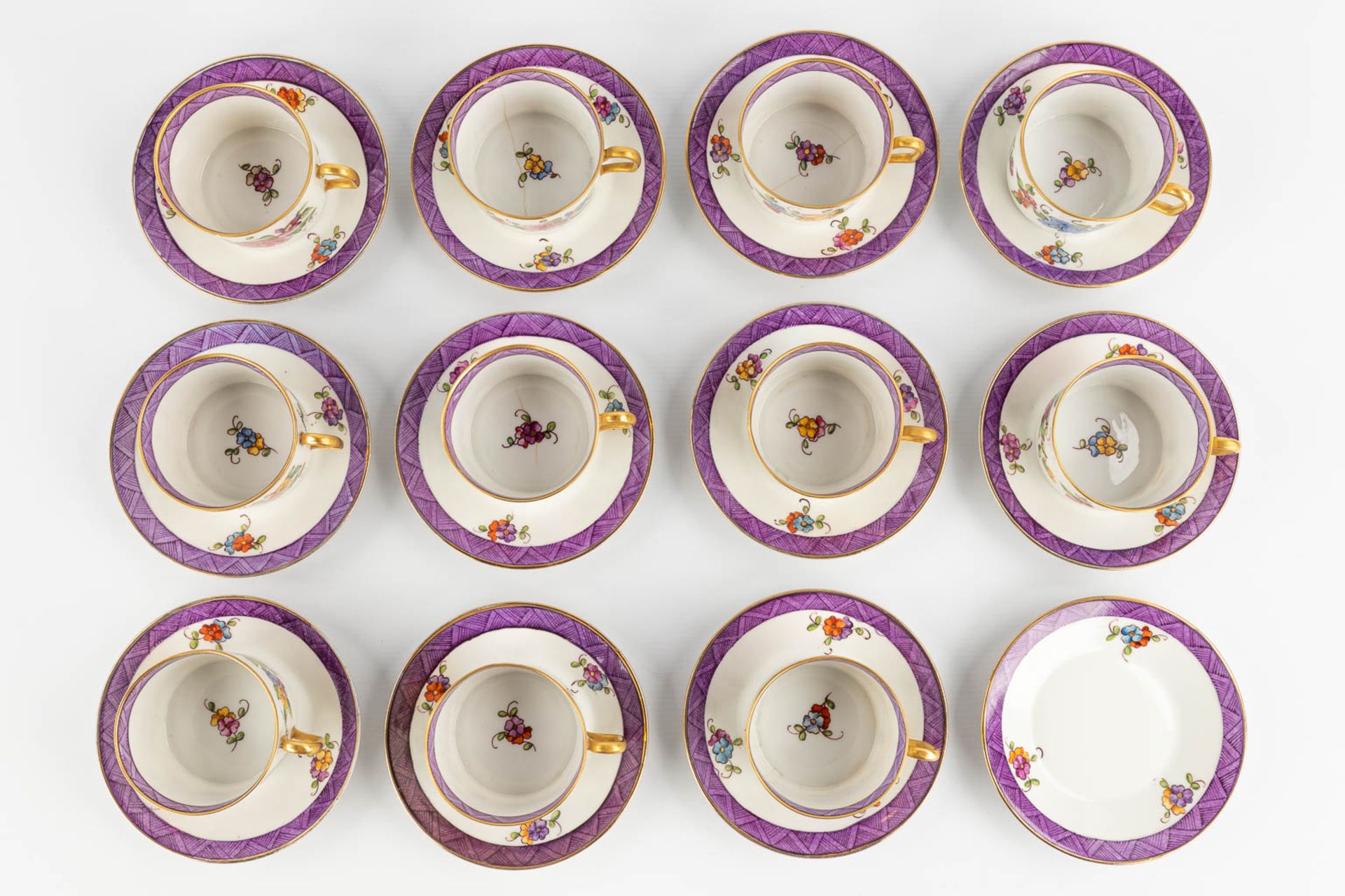 Limoges 'Primrose' a 12-person porcelain coffee service with hand-painted decor. (D:13 x W:24 x H:20 - Bild 18 aus 31