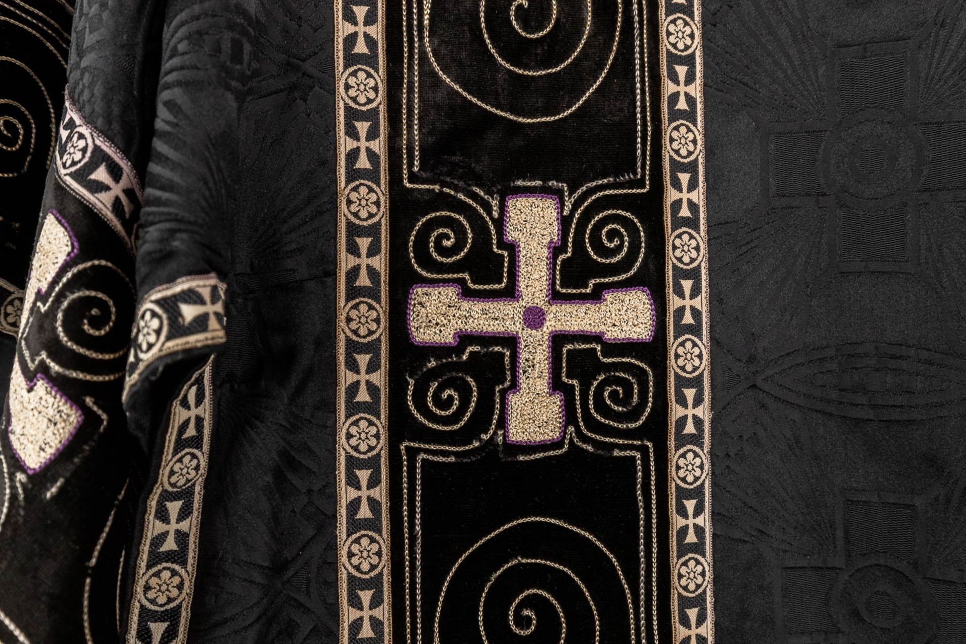 A Roman Chasuble, Two Dalmatics and a Cope. Black textile with embroideries. - Bild 14 aus 49