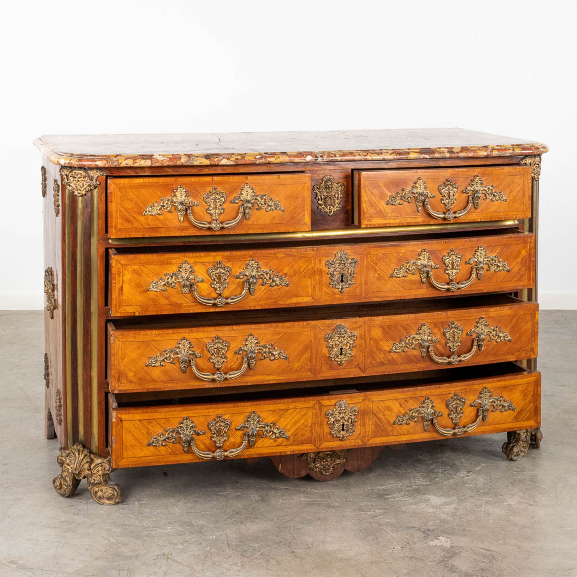 Louis Simon PAINSUN (?-1748) an exceptional 5-drawer commode, bronze and marquetry with Brech D'Alep - Bild 3 aus 23