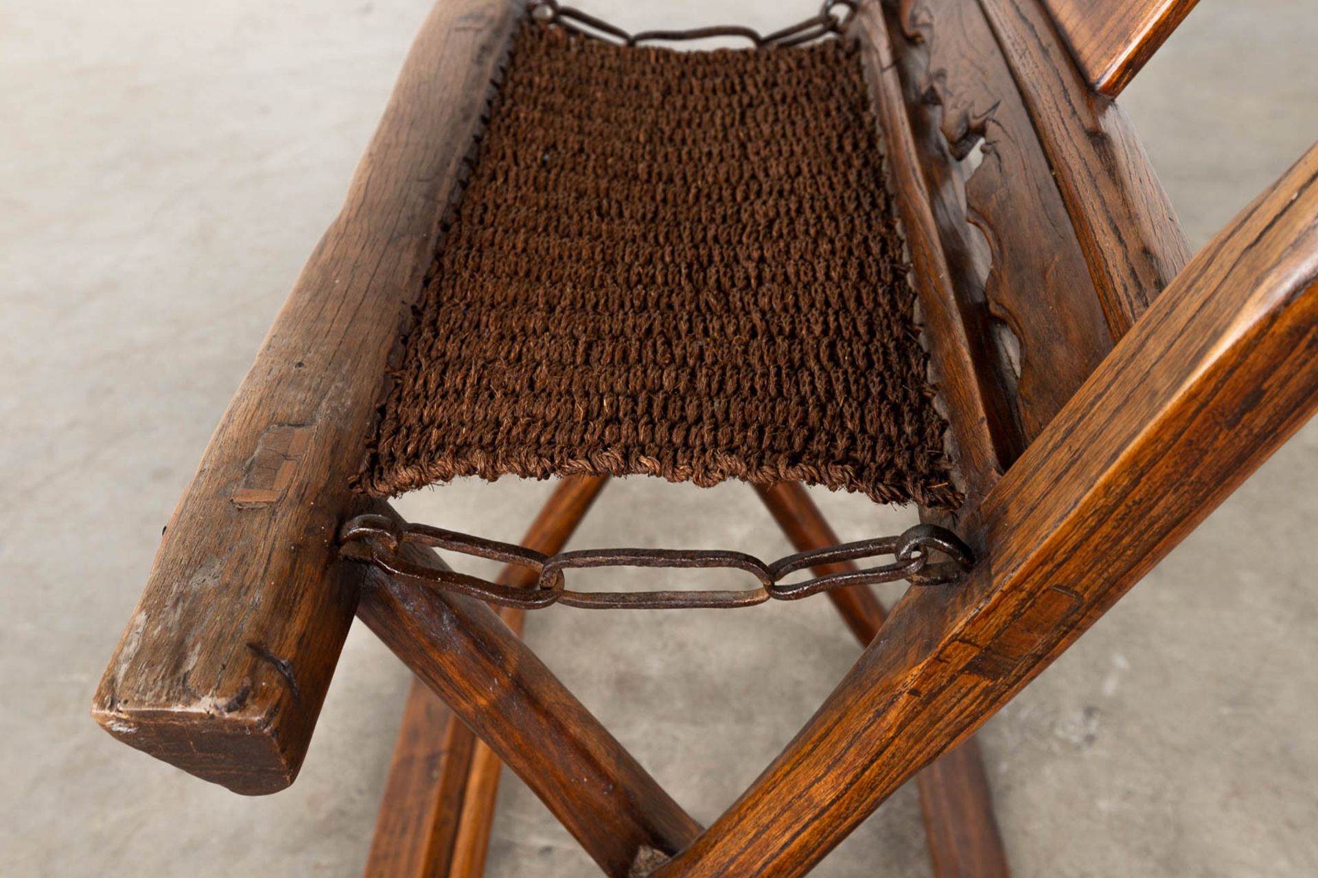 An antique Chinese travellers folding chair, probably 18th/19th C. (D:50 x W:60 x H:116 cm) - Image 8 of 12