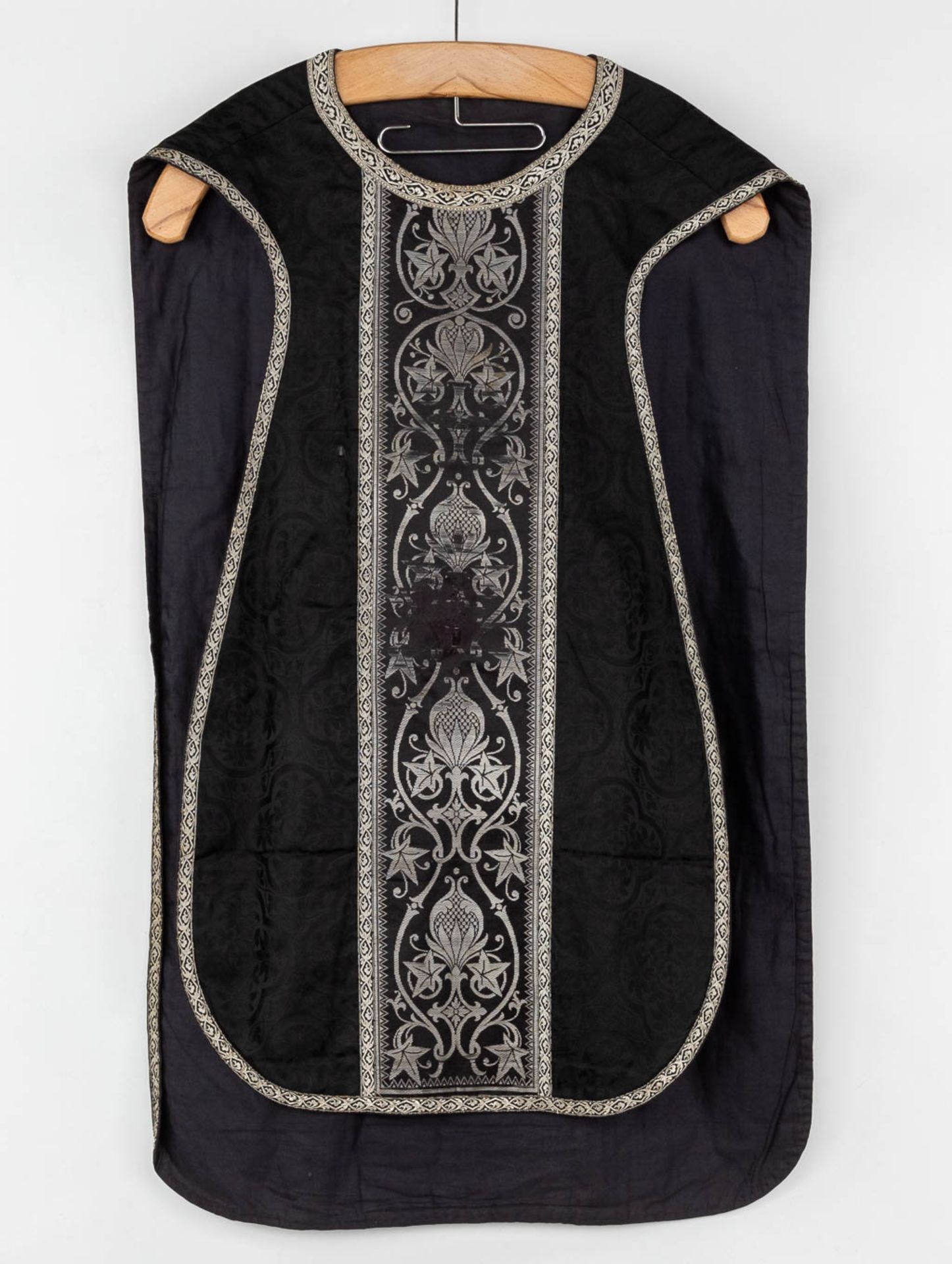 A Roman Chasuble, Two Dalmatics and a Cope. Black textile with embroideries. - Bild 20 aus 49