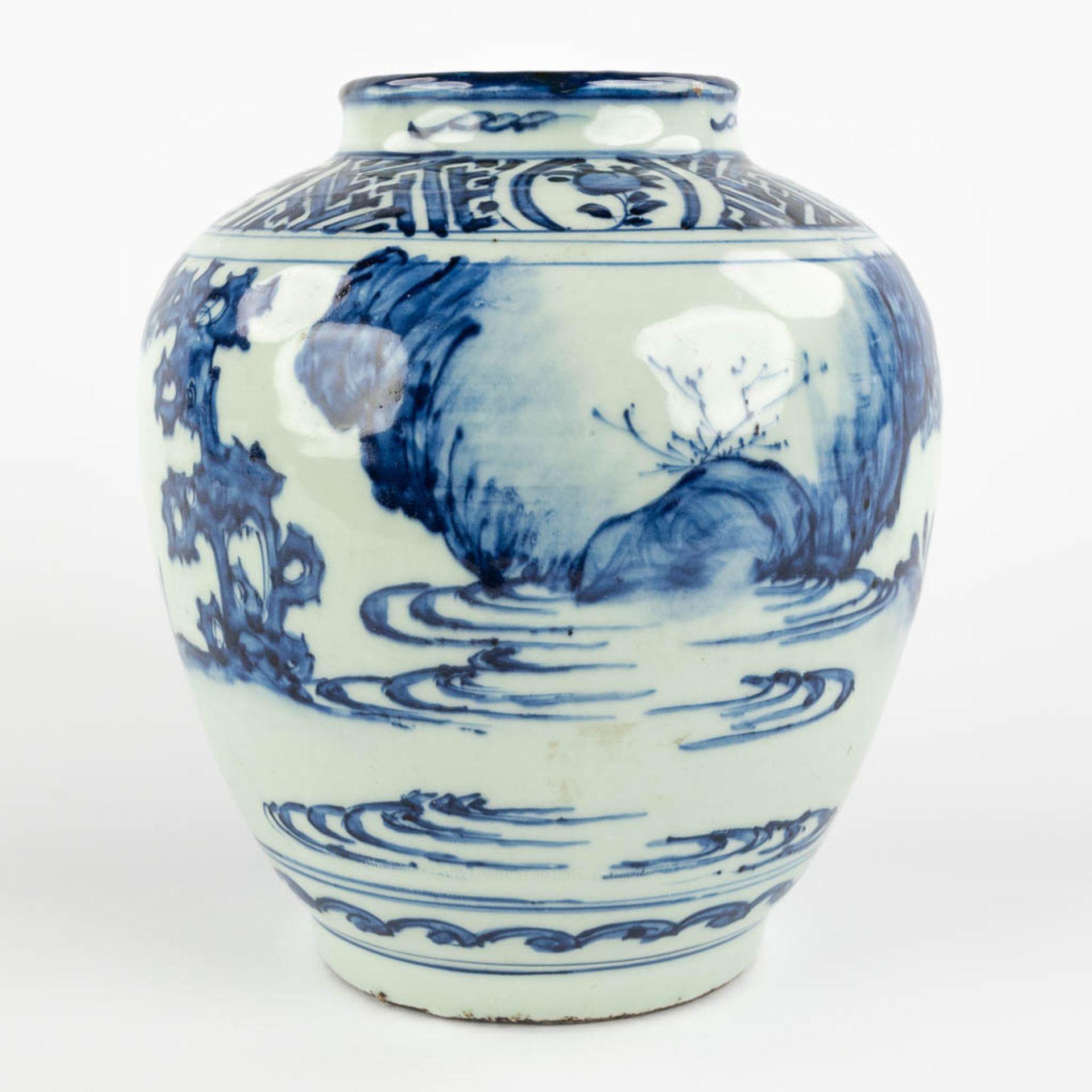 A Chinese pot with blue-white decor of a landscape with figurine. Possibly 17th C. (H:23 x D:20 cm) - Bild 6 aus 11