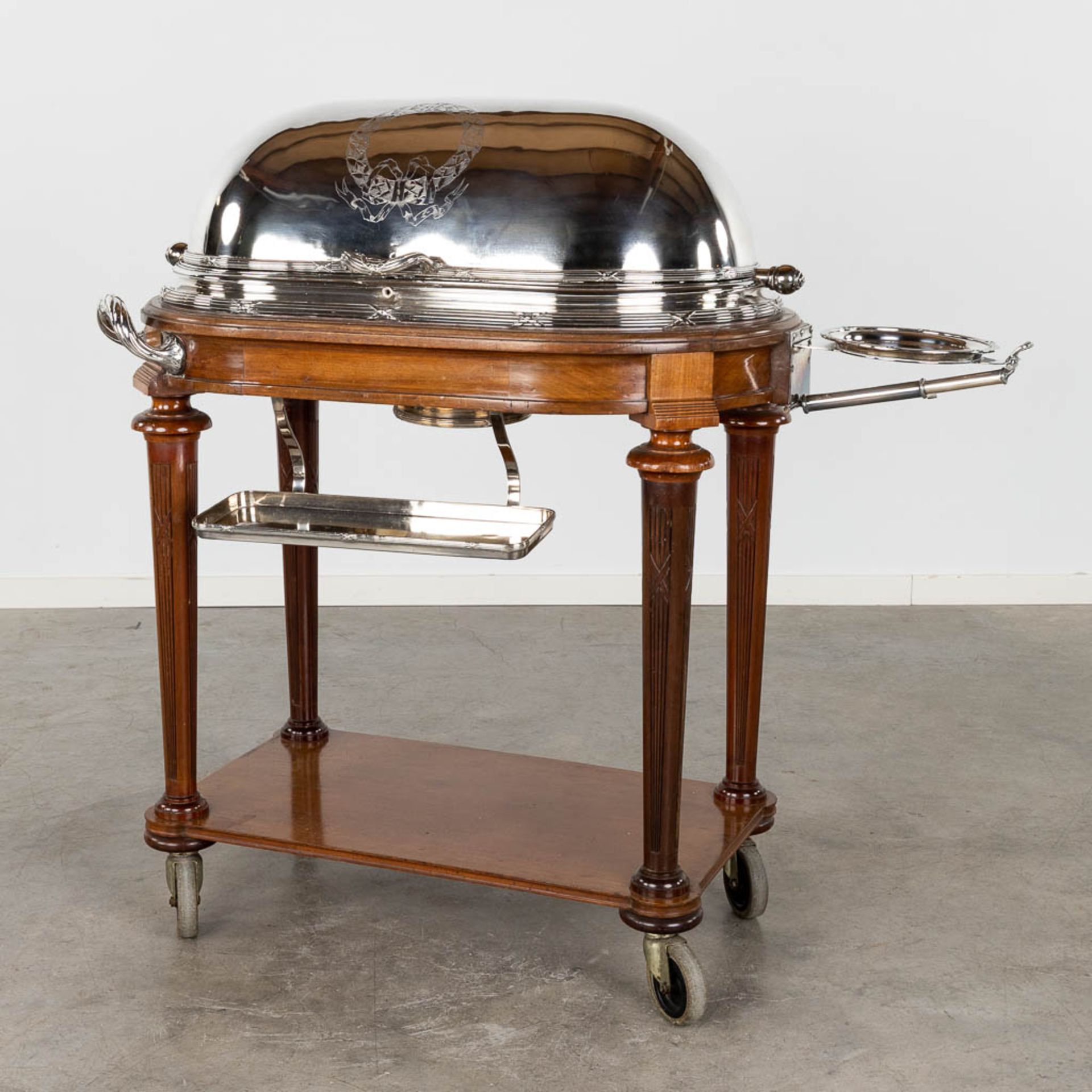 Wiskemann, an exceptional serving cart, silver-plated metal on a scultpured wood base. (D:62 x W:120
