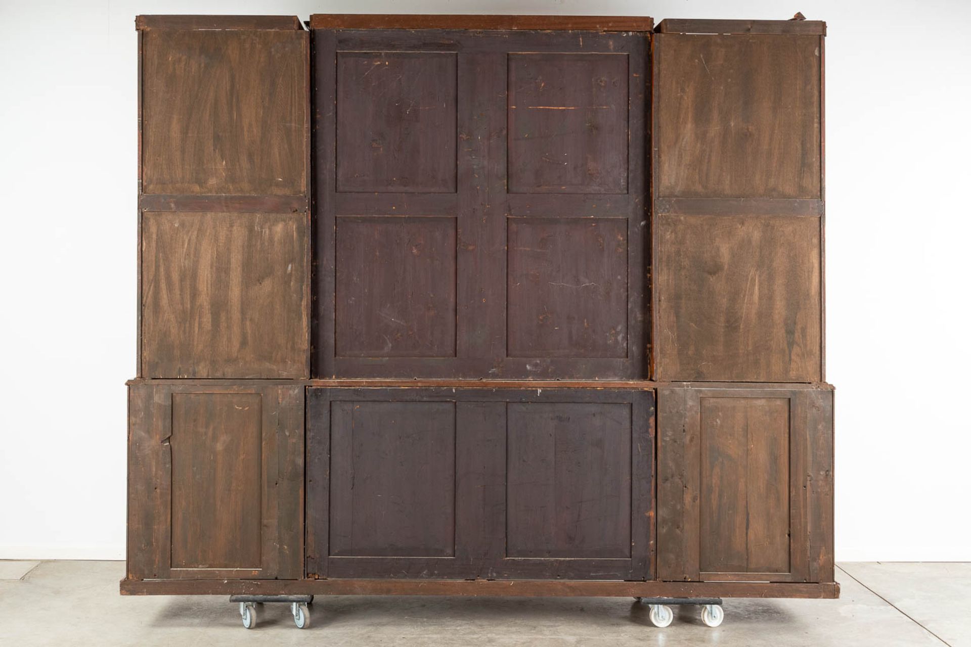 A monumental and antique English bookcase or library cabinet. 19th C. (D:63 x W:317 x H:262 cm) - Bild 6 aus 13