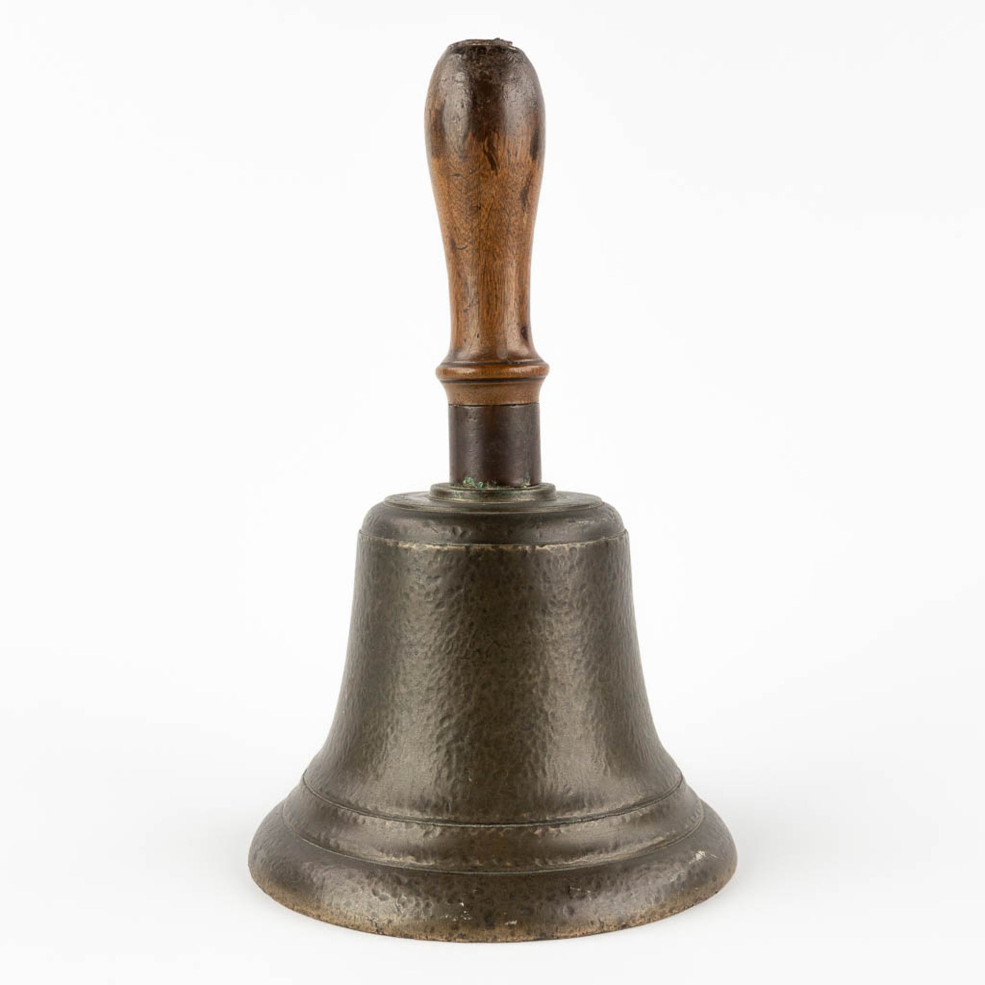 An antique 'Handbell' bronze with an inscription 'J.S. Beckett', 19th C. (H:28 x D:17 cm) - Image 5 of 10