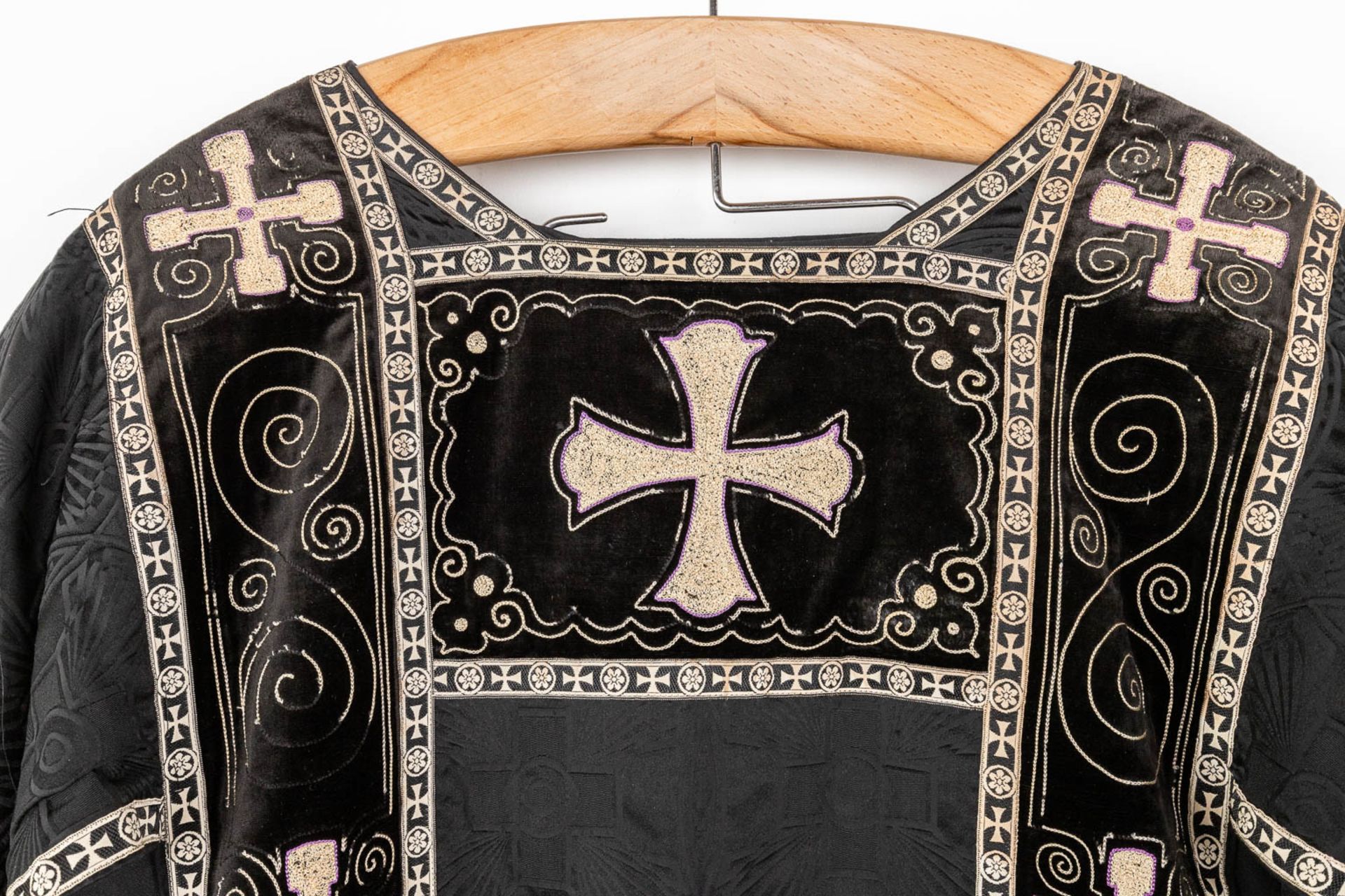A Roman Chasuble, Two Dalmatics and a Cope. Black textile with embroideries. - Bild 30 aus 49
