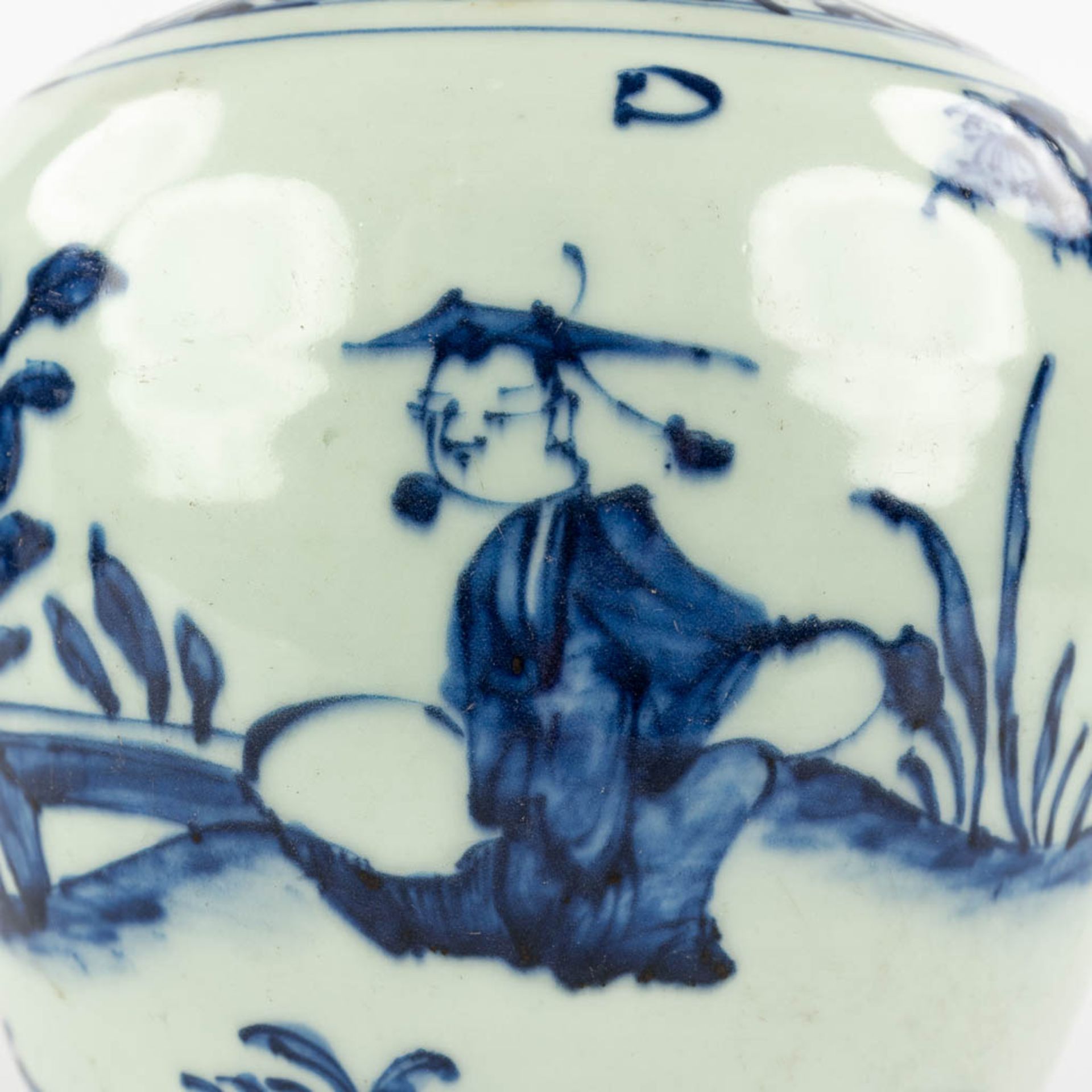 A Chinese pot with blue-white decor of a landscape with figurine. Possibly 17th C. (H:23 x D:20 cm) - Bild 10 aus 11