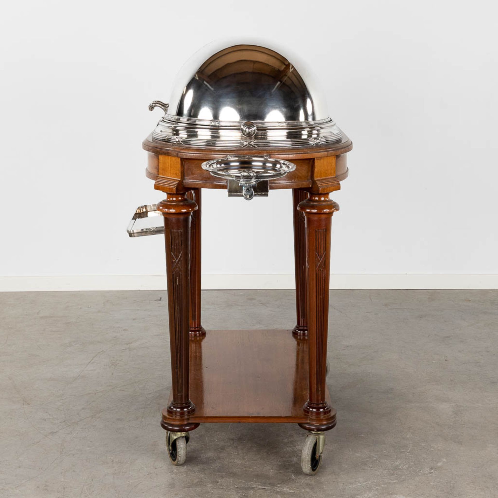 Wiskemann, an exceptional serving cart, silver-plated metal on a scultpured wood base. (D:62 x W:120 - Bild 7 aus 23