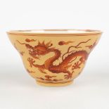 A Chinese bowl with red dragon decor, Daoguong mark and period. (H:8,5 x D:15,5 cm)