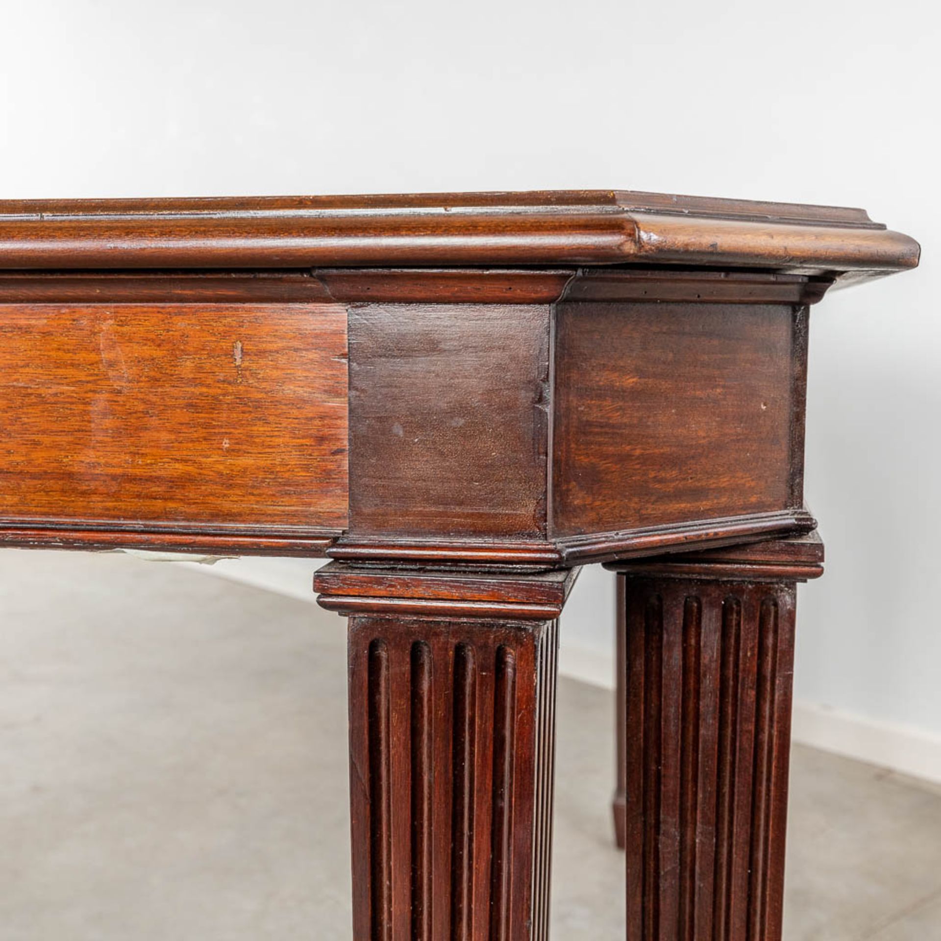 An exceptionally large English conference room table, mahogany. 19th C. (D:147 x W:455 x H:78 cm) - Image 8 of 10