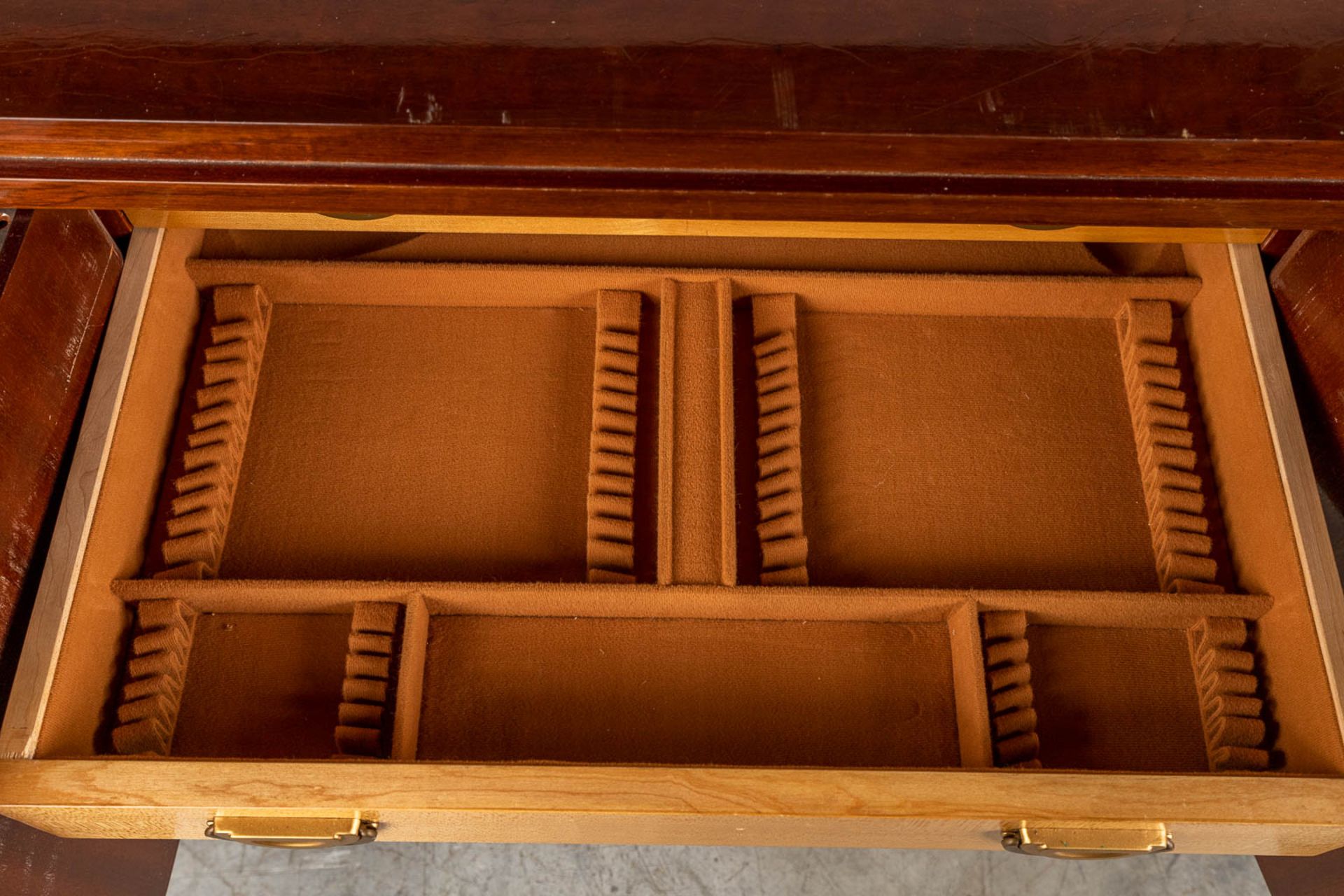 A cutlery case, veneered wood with 4 drawers, Probably made by Decoene. Circa 1950. (D:44 x W:64 x H - Image 14 of 15