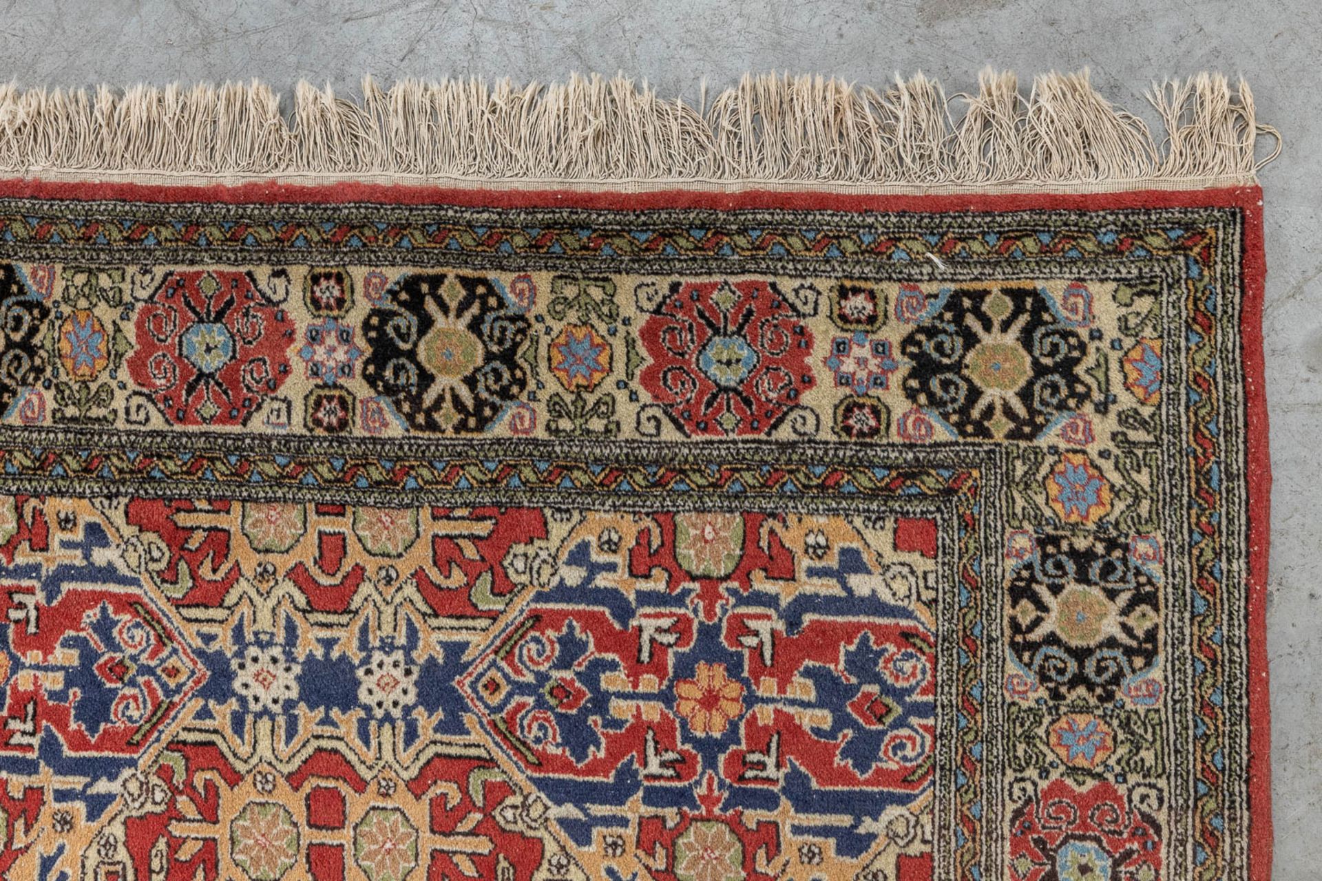 An Oriental hand-made carpet, Hereke. (D:179 x W:281 cm) - Image 4 of 8