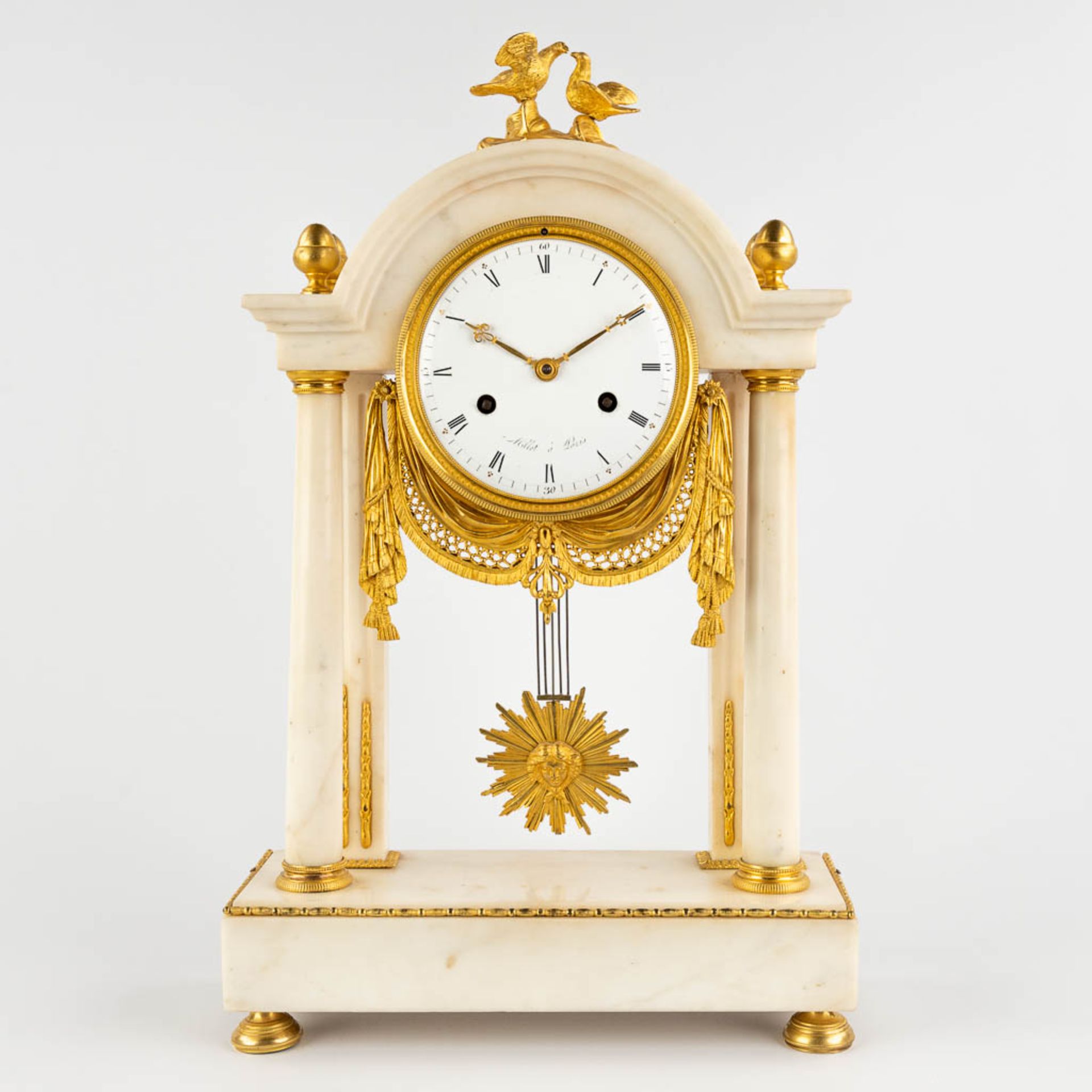 An antique column clock, gilt bronze and white marble. First half of the 19th C. (D:11 x W:28,5 x H: