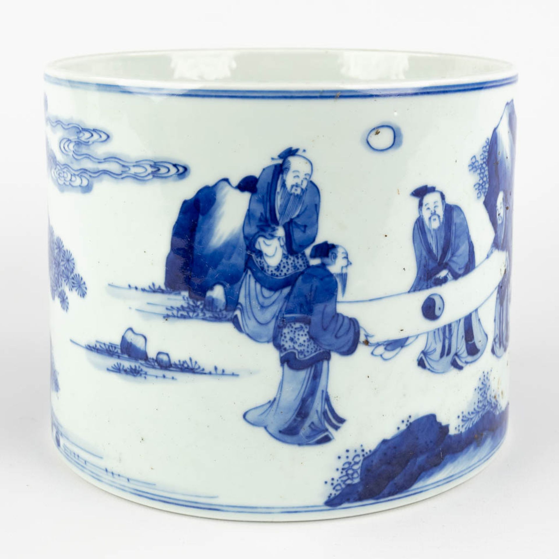 A Chinese pot, blue-white decor of wise men holding a cloth, 19th C. (H:15,5 x D:20 cm) - Image 3 of 12